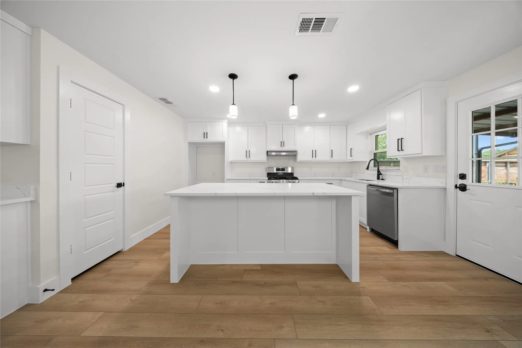 Single Family Residence For Sale in Dallas County , 110 S Yale Drive, Garland, Texas 75042, 3 Bedroom, 2 Bathroom, 2 Garage spaces, 1,357 Sqft, built in 1962, mls#21375122, Real Estate Agent in Garland, Homes For Sale in Dallas county, Homes For Sale in Garland, Realtor in Garland Texas, Real Estate Brokerage Independent Realty Texas, Luminita Cordes Realtor