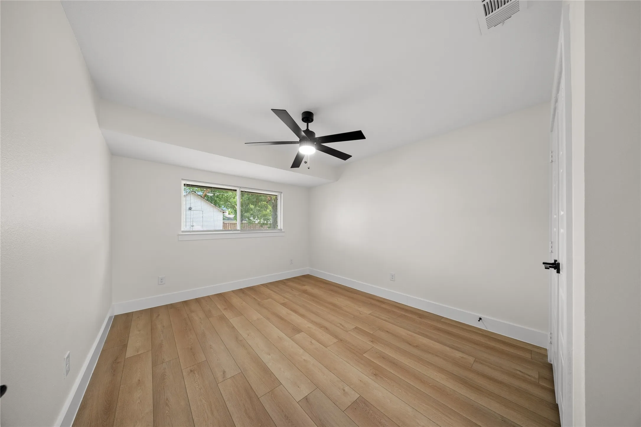 Single Family Residence For Sale in Dallas County , 110 S Yale Drive, Garland, Texas 75042, 3 Bedroom, 2 Bathroom, 2 Garage spaces, 1,357 Sqft, built in 1962, mls#21375122, Real Estate Agent in Garland, Homes For Sale in Dallas county, Homes For Sale in Garland, Realtor in Garland Texas, Real Estate Brokerage Independent Realty Texas, Luminita Cordes Realtor