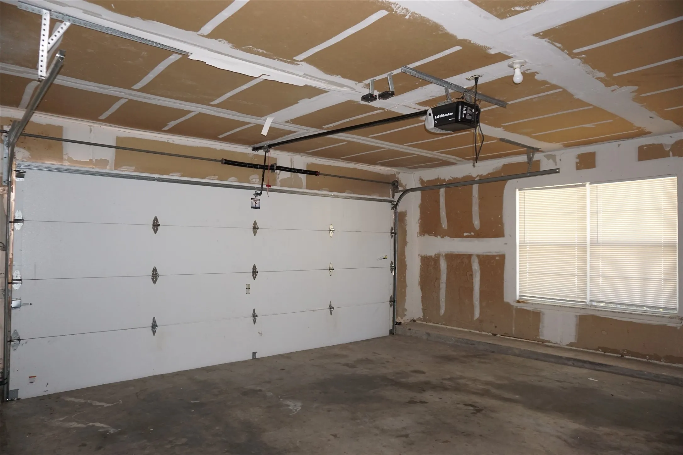 Single Family Residence For Rent in Tarrant County , 10217 Cool Spring Drive, Fort Worth, Texas 76108, 3 Bedroom, 2 Bathroom, 2 Garage spaces, 1,826 Sqft, built in 1992, mls#21234095, Real Estate Agent in Fort Worth, Homes For Rent in Tarrant county, Homes For Rent in Fort Worth, Realtor in Fort Worth Texas, Real Estate Brokerage Independent Realty Texas, Luminita Cordes Realtor