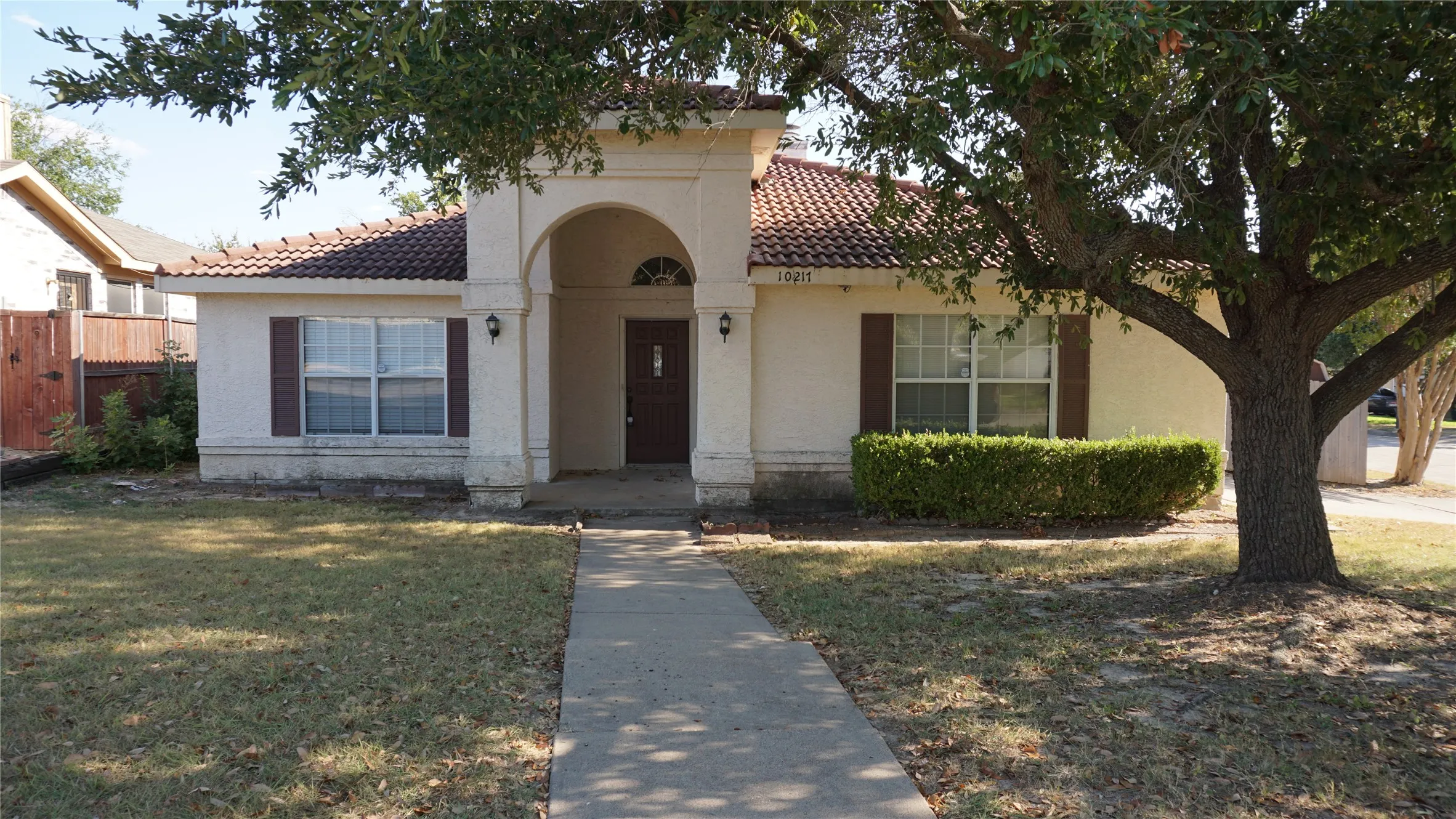 Single Family Residence For Rent in Tarrant County , 10217 Cool Spring Drive, Fort Worth, Texas 76108, 3 Bedroom, 2 Bathroom, 2 Garage spaces, 1,826 Sqft, built in 1992, mls#21234095, Real Estate Agent in Fort Worth, Homes For Rent in Tarrant county, Homes For Rent in Fort Worth, Realtor in Fort Worth Texas, Real Estate Brokerage Independent Realty Texas, Luminita Cordes Realtor