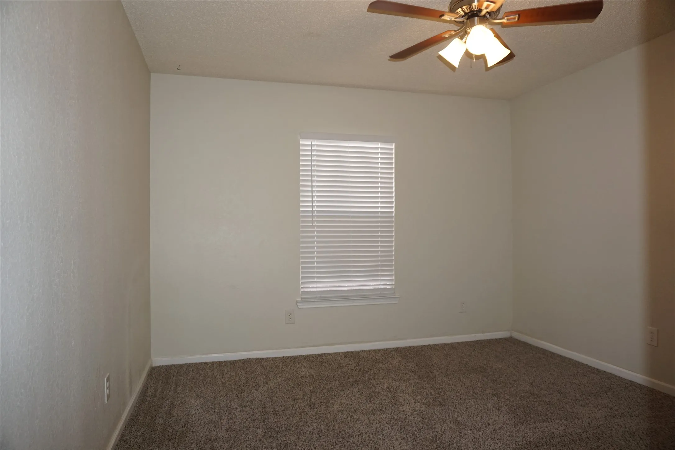 Single Family Residence For Rent in Tarrant County , 10217 Cool Spring Drive, Fort Worth, Texas 76108, 3 Bedroom, 2 Bathroom, 2 Garage spaces, 1,826 Sqft, built in 1992, mls#21234095, Real Estate Agent in Fort Worth, Homes For Rent in Tarrant county, Homes For Rent in Fort Worth, Realtor in Fort Worth Texas, Real Estate Brokerage Independent Realty Texas, Luminita Cordes Realtor