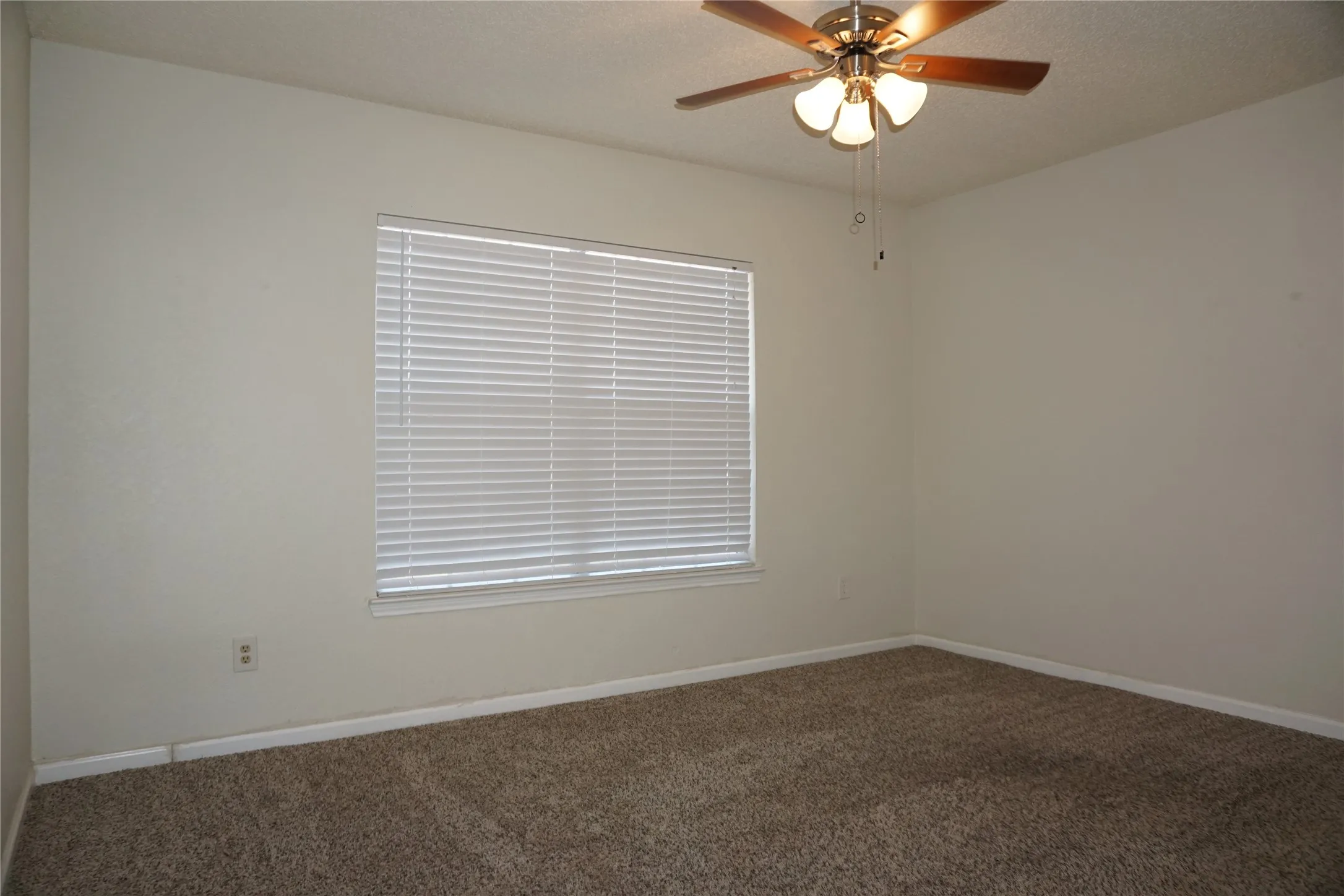Single Family Residence For Rent in Tarrant County , 10217 Cool Spring Drive, Fort Worth, Texas 76108, 3 Bedroom, 2 Bathroom, 2 Garage spaces, 1,826 Sqft, built in 1992, mls#21234095, Real Estate Agent in Fort Worth, Homes For Rent in Tarrant county, Homes For Rent in Fort Worth, Realtor in Fort Worth Texas, Real Estate Brokerage Independent Realty Texas, Luminita Cordes Realtor