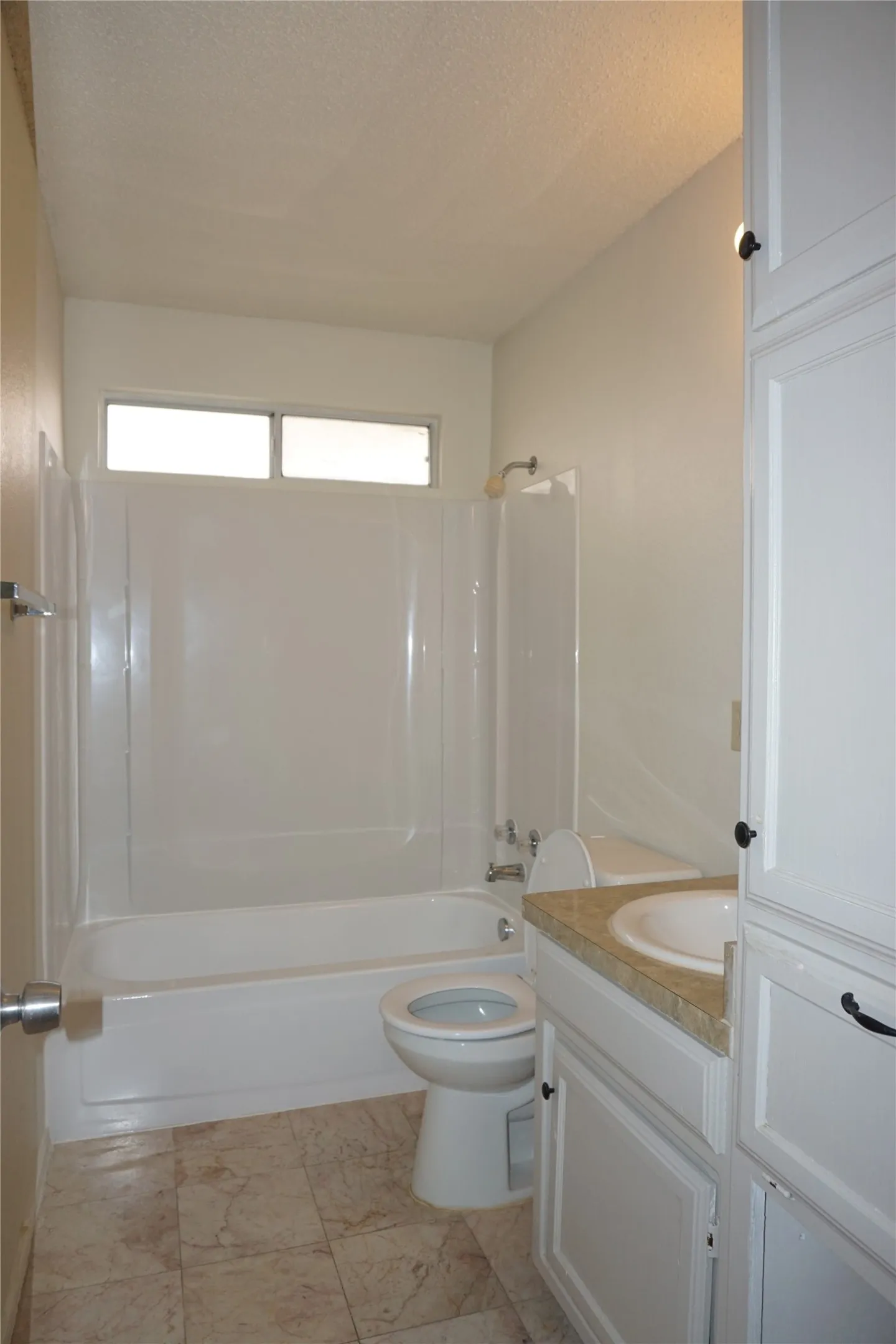 Single Family Residence For Rent in Tarrant County , 10217 Cool Spring Drive, Fort Worth, Texas 76108, 3 Bedroom, 2 Bathroom, 2 Garage spaces, 1,826 Sqft, built in 1992, mls#21234095, Real Estate Agent in Fort Worth, Homes For Rent in Tarrant county, Homes For Rent in Fort Worth, Realtor in Fort Worth Texas, Real Estate Brokerage Independent Realty Texas, Luminita Cordes Realtor