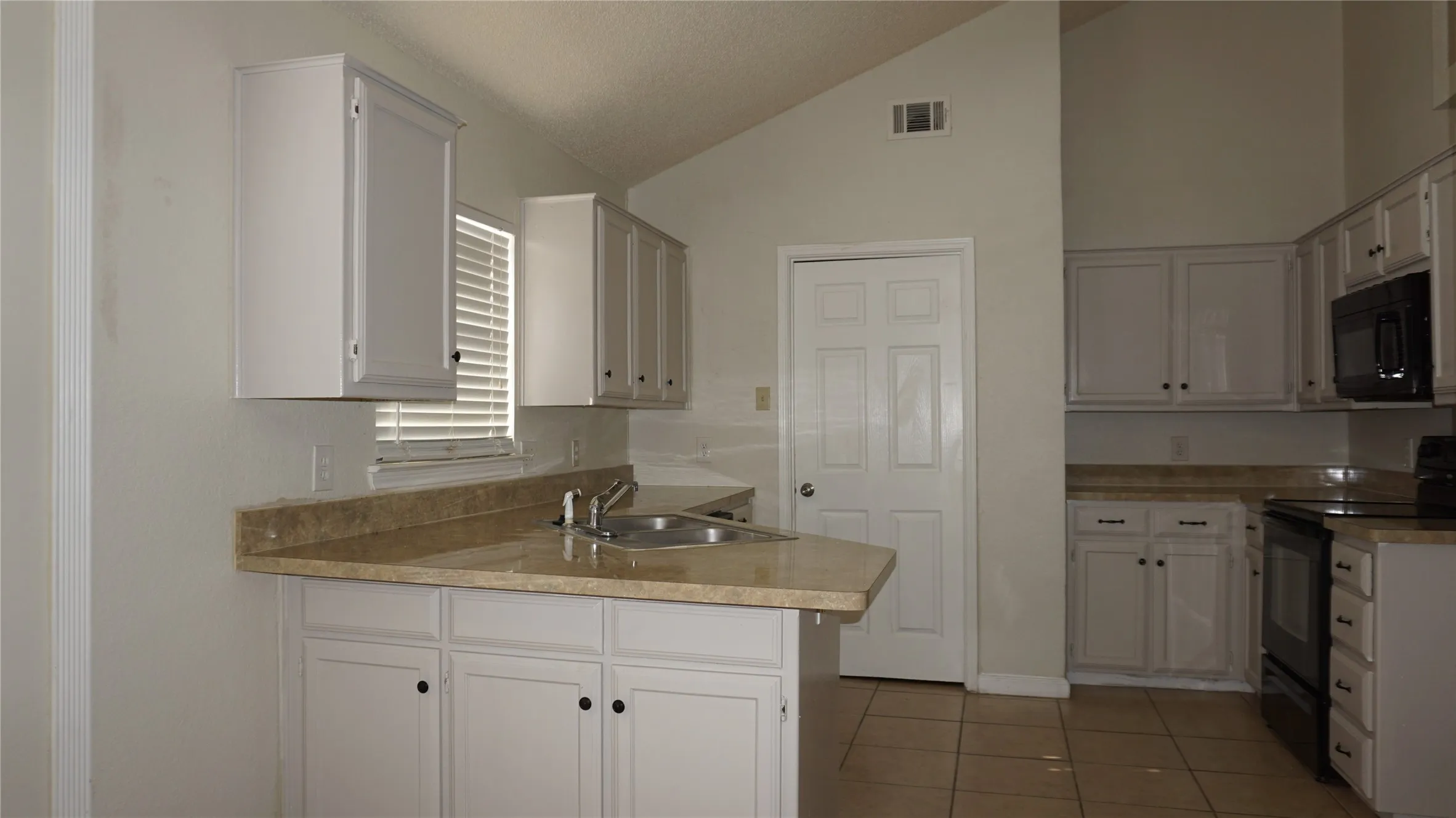 Single Family Residence For Rent in Tarrant County , 10217 Cool Spring Drive, Fort Worth, Texas 76108, 3 Bedroom, 2 Bathroom, 2 Garage spaces, 1,826 Sqft, built in 1992, mls#21234095, Real Estate Agent in Fort Worth, Homes For Rent in Tarrant county, Homes For Rent in Fort Worth, Realtor in Fort Worth Texas, Real Estate Brokerage Independent Realty Texas, Luminita Cordes Realtor