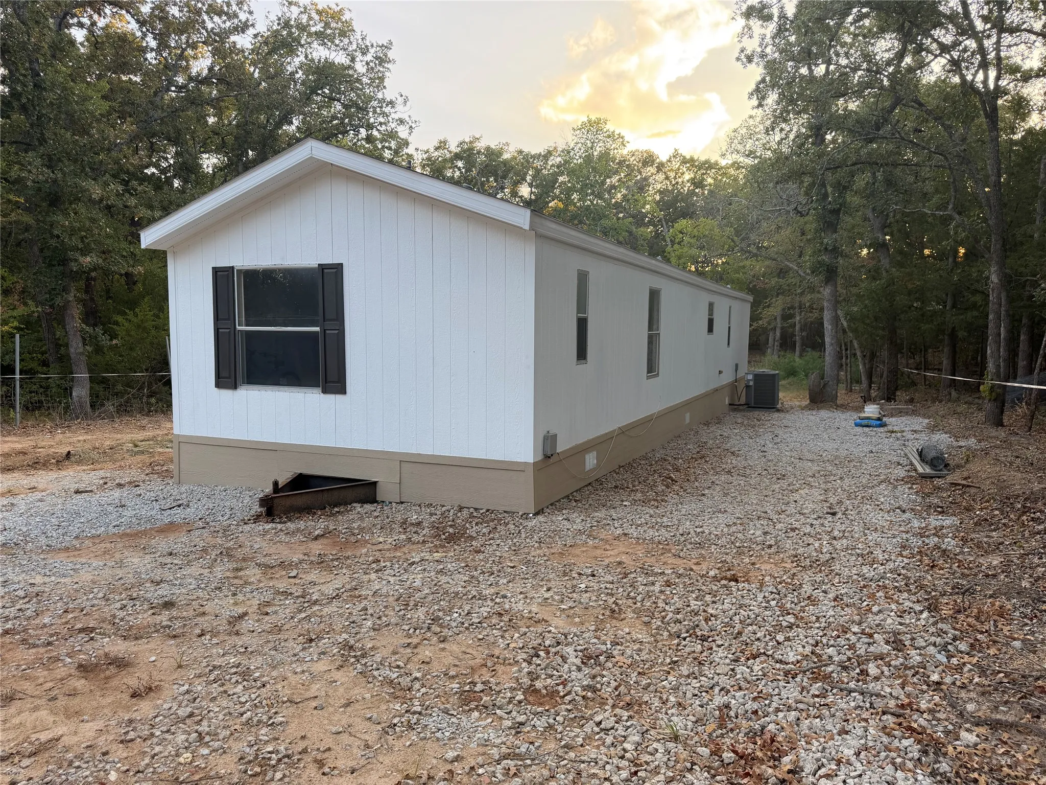Mobile Home For Sale in Hunt County , 9374 Amy Drive, Hawk Cove, Texas 75474, 2 Bedroom, 2 Bathroom, Garage spaces, 896 Sqft, built in 2014, mls#21376814, Real Estate Agent in Hawk Cove, Homes For Sale in Hunt county, Homes For Sale in Hawk Cove, Realtor in Hawk Cove Texas, Real Estate Brokerage Independent Realty Texas, Luminita Cordes Realtor