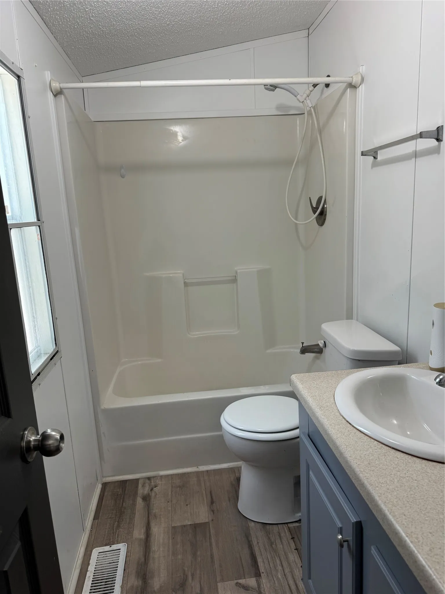 Mobile Home For Sale in Hunt County , 9374 Amy Drive, Hawk Cove, Texas 75474, 2 Bedroom, 2 Bathroom, Garage spaces, 896 Sqft, built in 2014, mls#21376814, Real Estate Agent in Hawk Cove, Homes For Sale in Hunt county, Homes For Sale in Hawk Cove, Realtor in Hawk Cove Texas, Real Estate Brokerage Independent Realty Texas, Luminita Cordes Realtor
