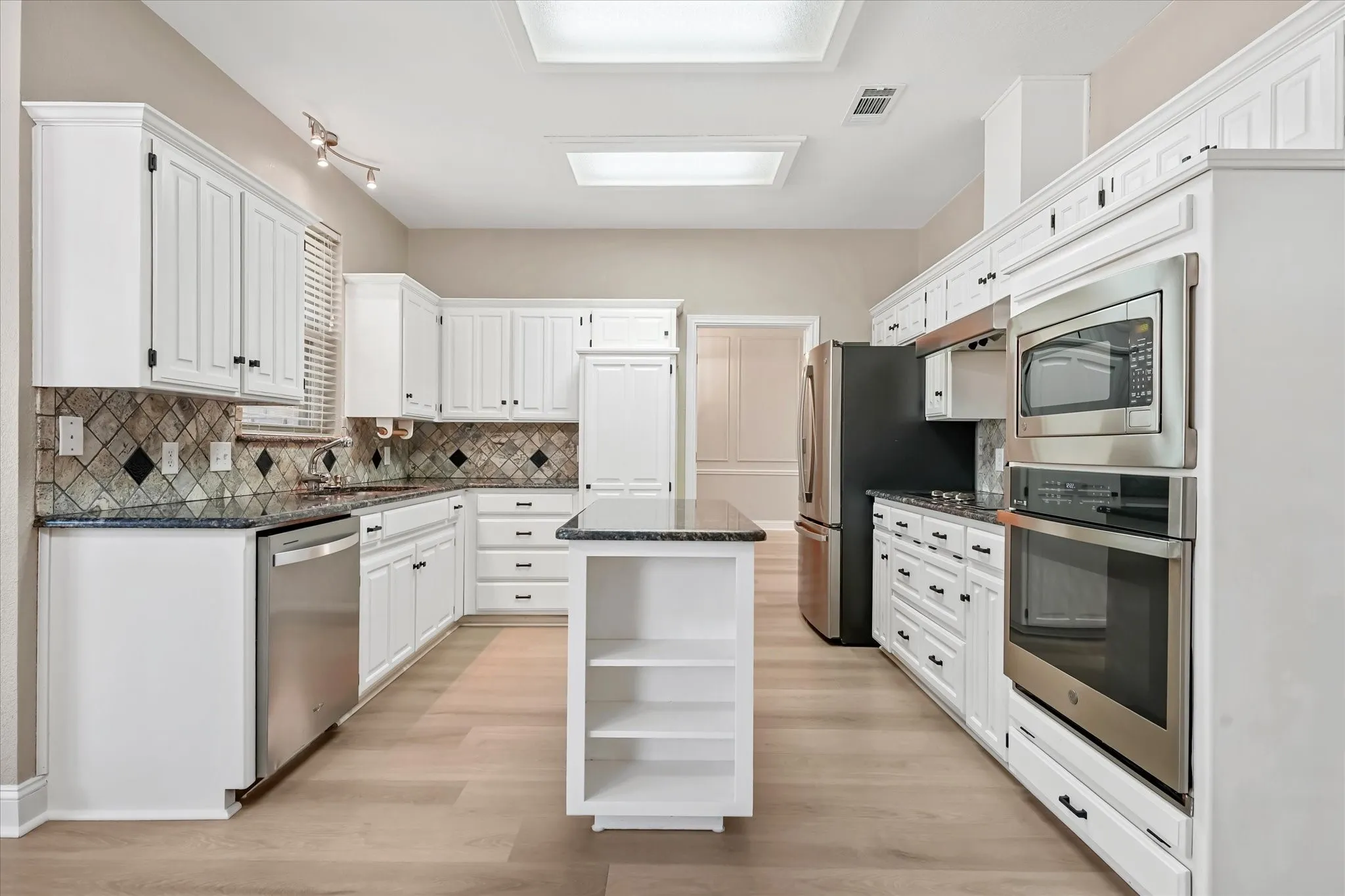 Single Family Residence For Sale in Tarrant County , 5301 Bugle Lane, Colleyville, Texas 76034, 3 Bedroom, 2 Bathroom, 2 Garage spaces, 2,248 Sqft, built in 1989, mls#21376500, Real Estate Agent in Colleyville, Homes For Sale in Tarrant county, Homes For Sale in Colleyville, Realtor in Colleyville Texas, Real Estate Brokerage Independent Realty Texas, Luminita Cordes Realtor