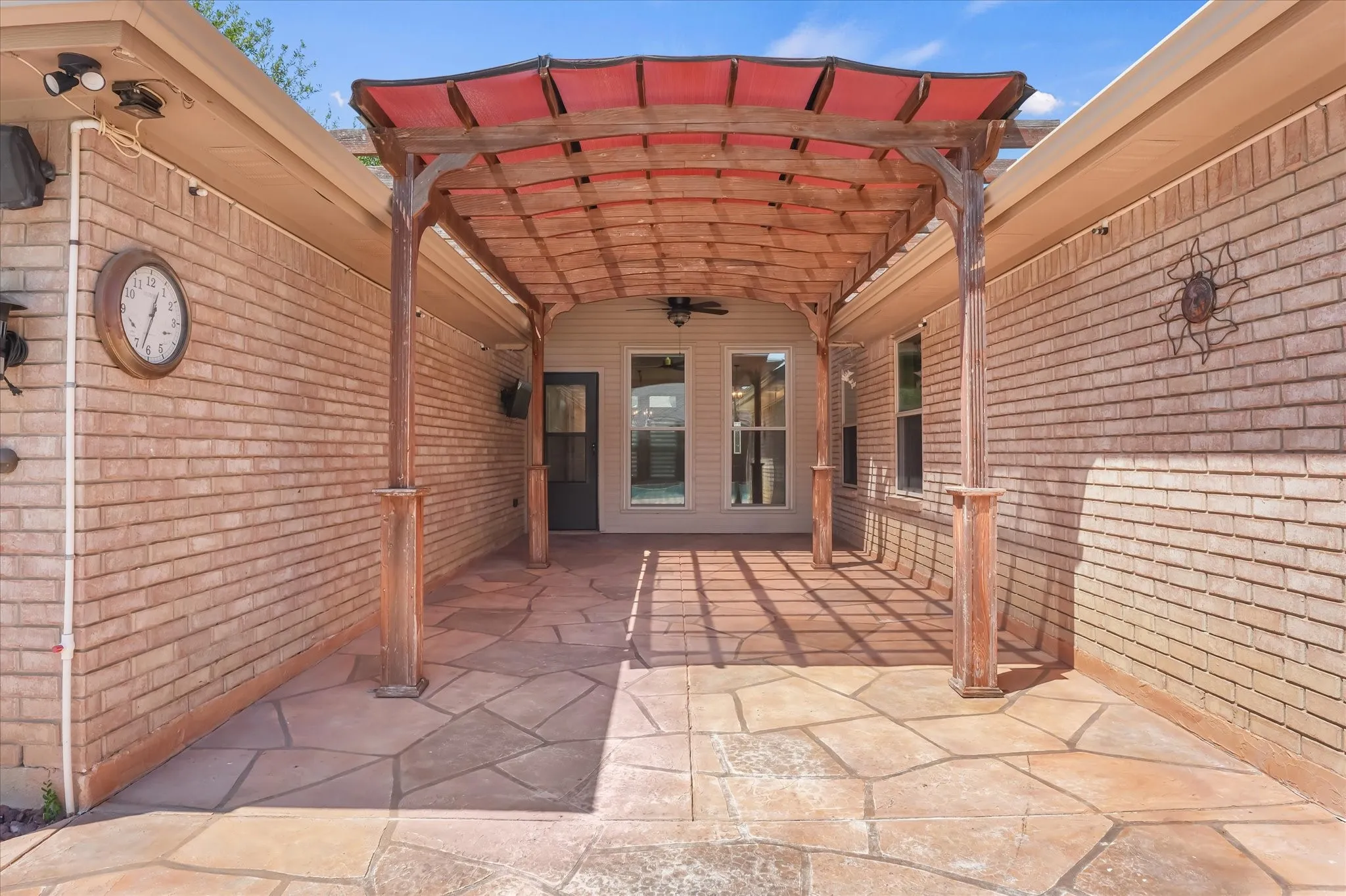 Single Family Residence For Sale in Tarrant County , 5301 Bugle Lane, Colleyville, Texas 76034, 3 Bedroom, 2 Bathroom, 2 Garage spaces, 2,248 Sqft, built in 1989, mls#21376500, Real Estate Agent in Colleyville, Homes For Sale in Tarrant county, Homes For Sale in Colleyville, Realtor in Colleyville Texas, Real Estate Brokerage Independent Realty Texas, Luminita Cordes Realtor