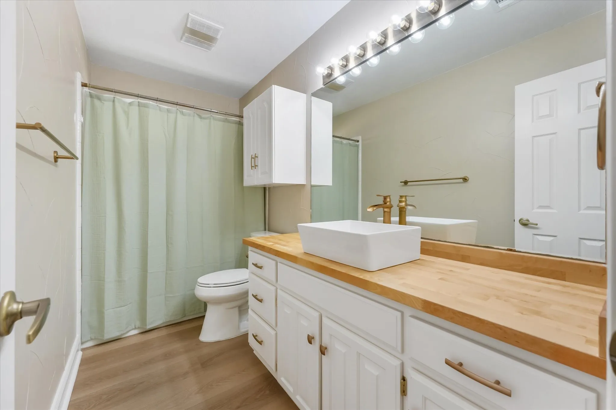 Single Family Residence For Sale in Tarrant County , 5301 Bugle Lane, Colleyville, Texas 76034, 3 Bedroom, 2 Bathroom, 2 Garage spaces, 2,248 Sqft, built in 1989, mls#21376500, Real Estate Agent in Colleyville, Homes For Sale in Tarrant county, Homes For Sale in Colleyville, Realtor in Colleyville Texas, Real Estate Brokerage Independent Realty Texas, Luminita Cordes Realtor
