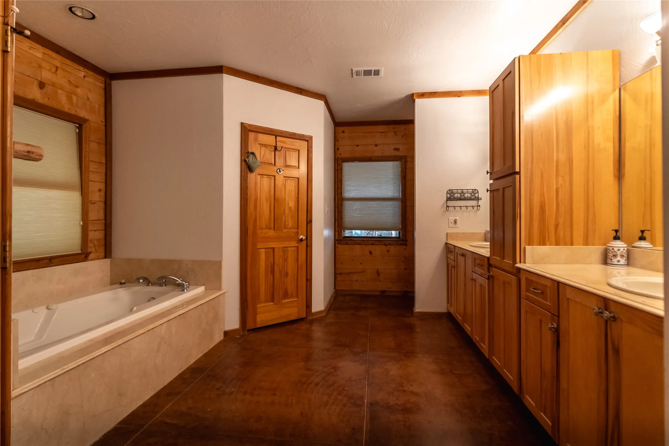 Farm For Sale in Grayson County , 1838 Liberty Road, Gordonville, Texas 76245, 4 Bedroom, 4 Bathroom, Garage spaces, 2,411 Sqft, built in 2003, mls#21376755, Real Estate Agent in Gordonville, Homes For Sale in Grayson county, Homes For Sale in Gordonville, Realtor in Gordonville Texas, Real Estate Brokerage Independent Realty Texas, Luminita Cordes Realtor