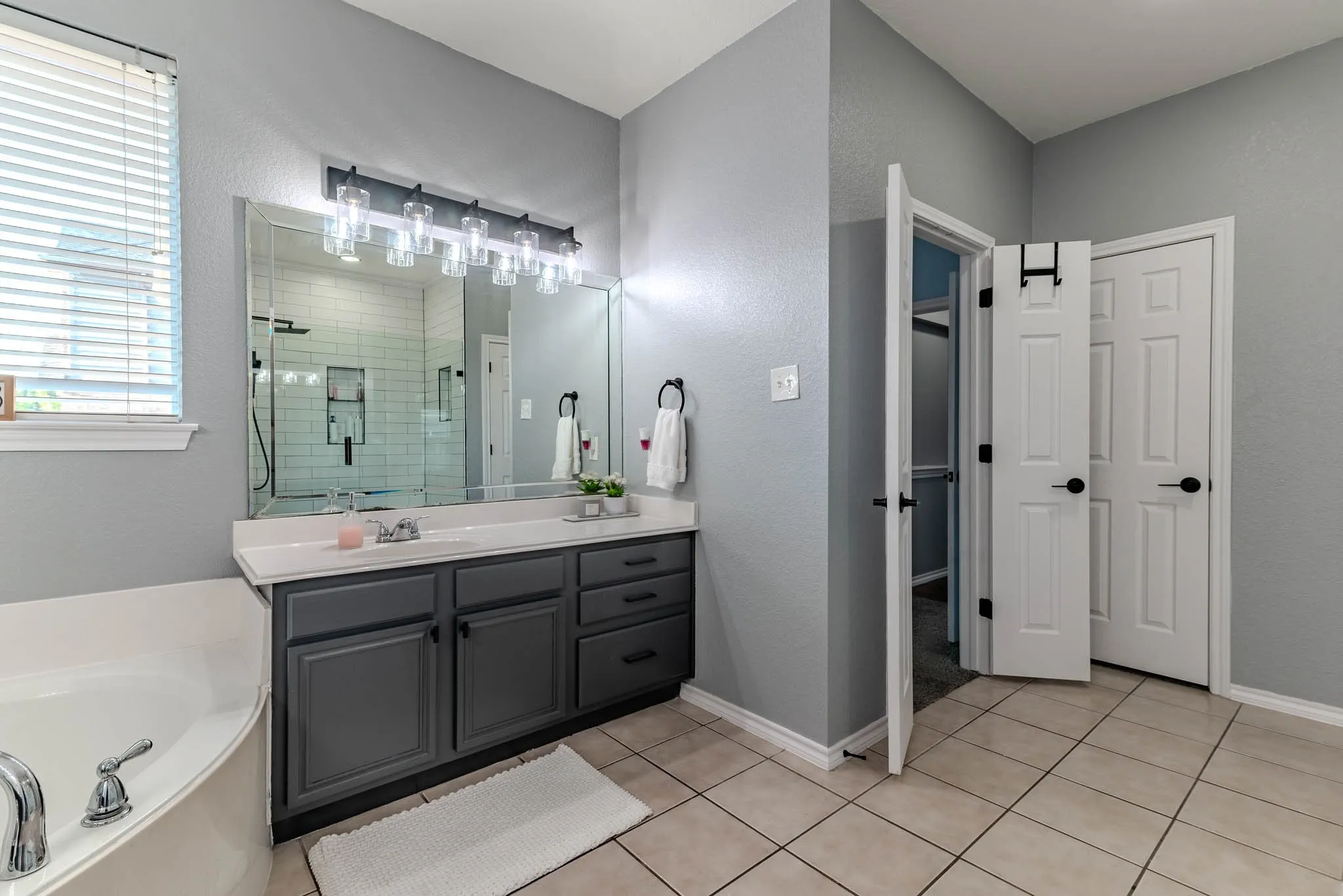 Single Family Residence For Sale in Tarrant County , 5101 Weshire Drive, Mansfield, Texas 76063, 5 Bedroom, 4 Bathroom, 3 Garage spaces, 3,927 Sqft, built in 2003, mls#21375430, Real Estate Agent in Mansfield, Homes For Sale in Tarrant county, Homes For Sale in Mansfield, Realtor in Mansfield Texas, Real Estate Brokerage Independent Realty Texas, Luminita Cordes Realtor