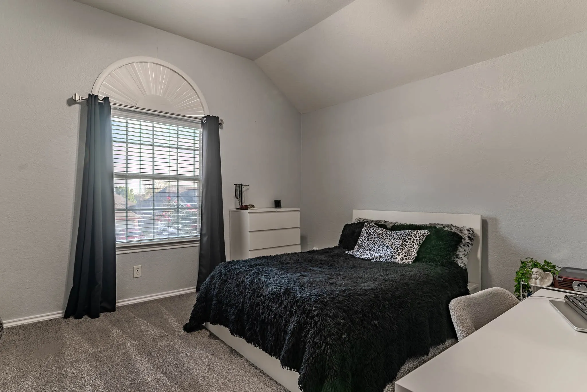 Single Family Residence For Sale in Tarrant County , 5101 Weshire Drive, Mansfield, Texas 76063, 5 Bedroom, 4 Bathroom, 3 Garage spaces, 3,927 Sqft, built in 2003, mls#21375430, Real Estate Agent in Mansfield, Homes For Sale in Tarrant county, Homes For Sale in Mansfield, Realtor in Mansfield Texas, Real Estate Brokerage Independent Realty Texas, Luminita Cordes Realtor