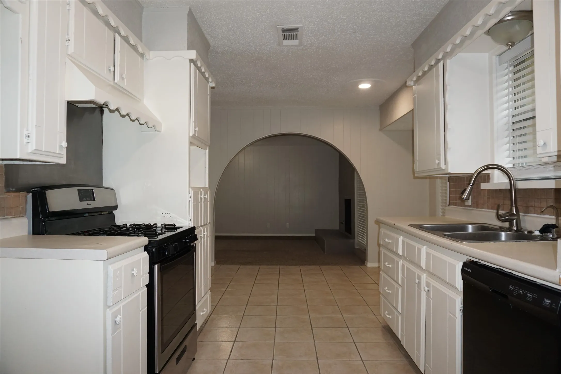 Single Family Residence For Rent in Tarrant County , 2308 Warwick Court, Bedford, Texas 76022, 3 Bedroom, 2 Bathroom, Garage spaces, 1,837 Sqft, built in 1971, mls#21234063, Real Estate Agent in Bedford, Homes For Rent in Tarrant county, Homes For Rent in Bedford, Realtor in Bedford Texas, Real Estate Brokerage Independent Realty Texas, Luminita Cordes Realtor