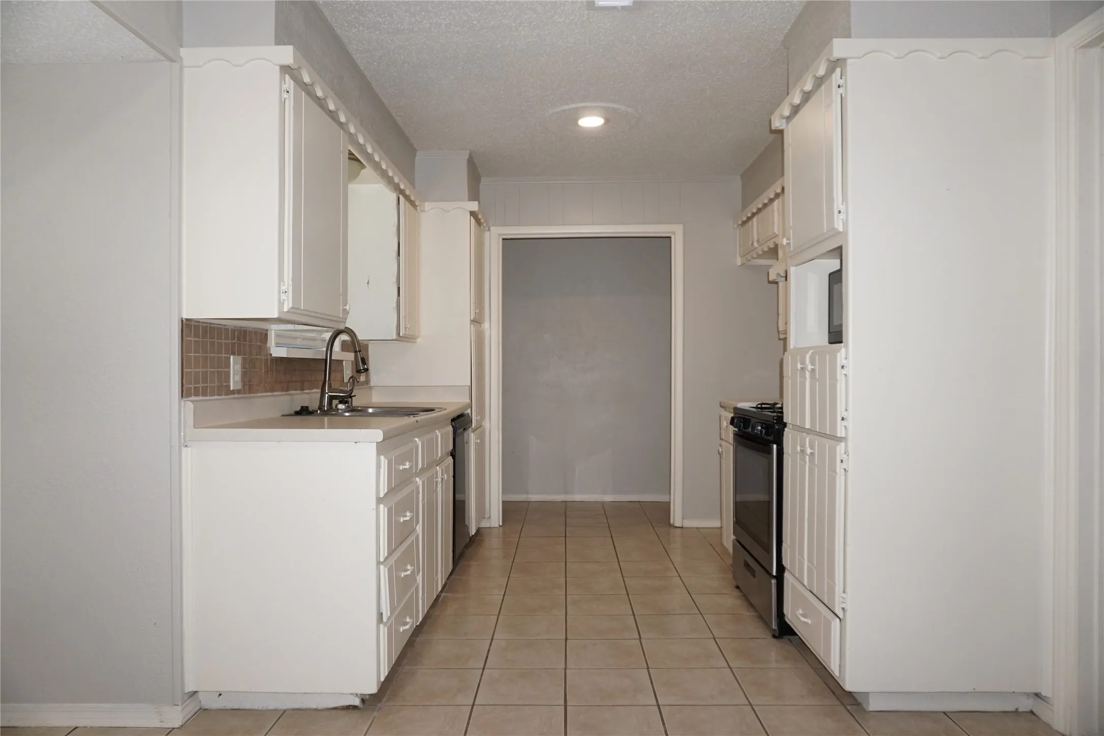 Single Family Residence For Rent in Tarrant County , 2308 Warwick Court, Bedford, Texas 76022, 3 Bedroom, 2 Bathroom, Garage spaces, 1,837 Sqft, built in 1971, mls#21234063, Real Estate Agent in Bedford, Homes For Rent in Tarrant county, Homes For Rent in Bedford, Realtor in Bedford Texas, Real Estate Brokerage Independent Realty Texas, Luminita Cordes Realtor
