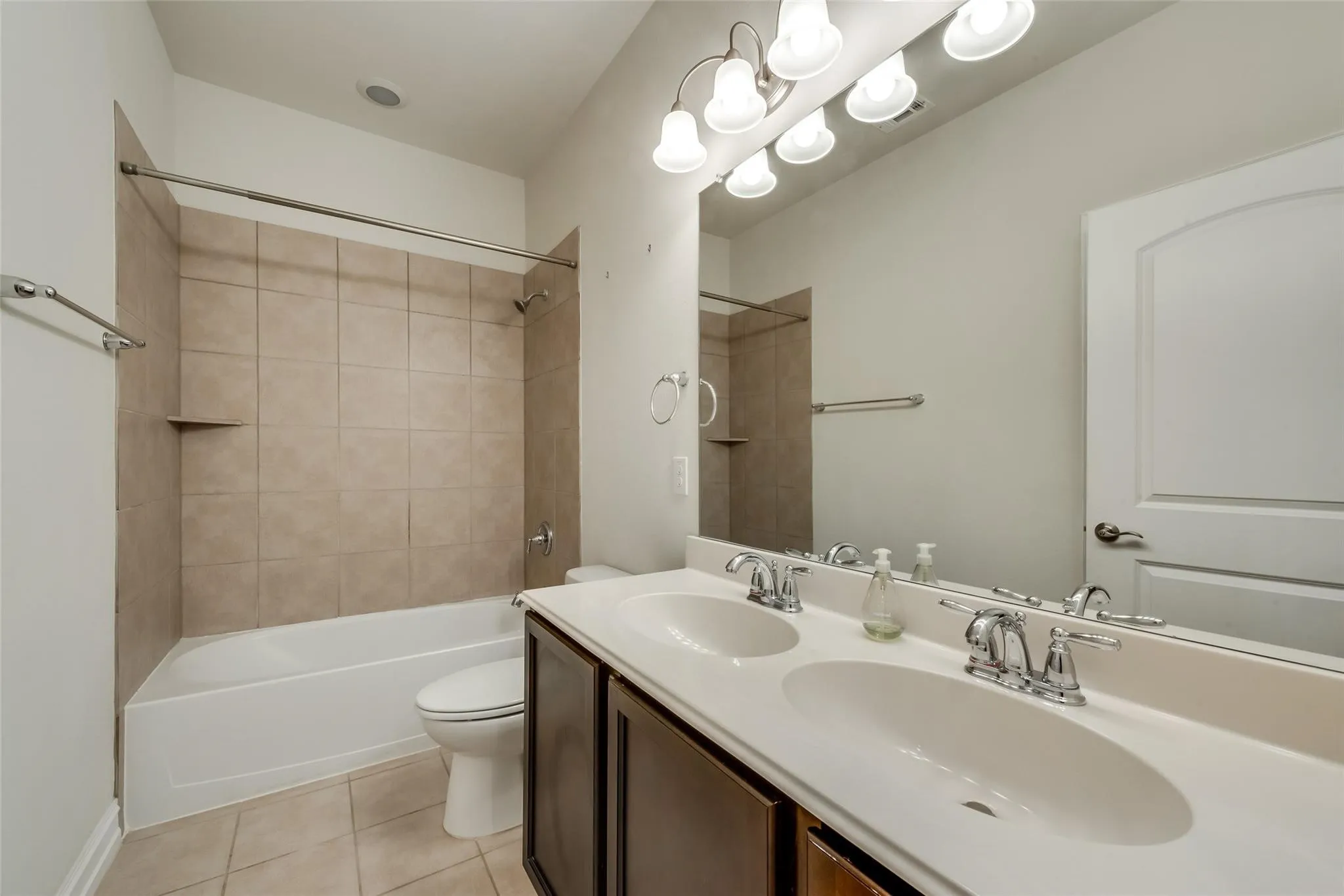 Single Family Residence For Rent in Denton County , 601 Elm Creek Drive, Lewisville, Texas 75056, 3 Bedroom, 2 Bathroom, 2 Garage spaces, 2,193 Sqft, built in 2013, mls#21376554, Real Estate Agent in Lewisville, Homes For Rent in Denton county, Homes For Rent in Lewisville, Realtor in Lewisville Texas, Real Estate Brokerage Independent Realty Texas, Luminita Cordes Realtor