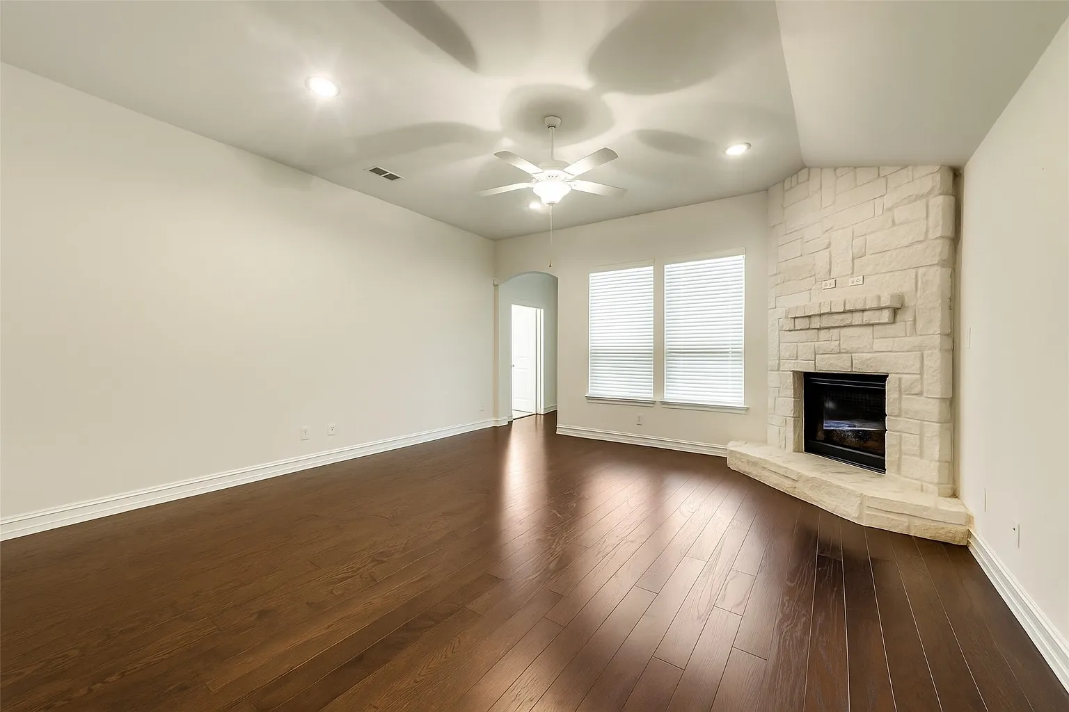 Single Family Residence For Rent in Denton County , 601 Elm Creek Drive, Lewisville, Texas 75056, 3 Bedroom, 2 Bathroom, 2 Garage spaces, 2,193 Sqft, built in 2013, mls#21376554, Real Estate Agent in Lewisville, Homes For Rent in Denton county, Homes For Rent in Lewisville, Realtor in Lewisville Texas, Real Estate Brokerage Independent Realty Texas, Luminita Cordes Realtor