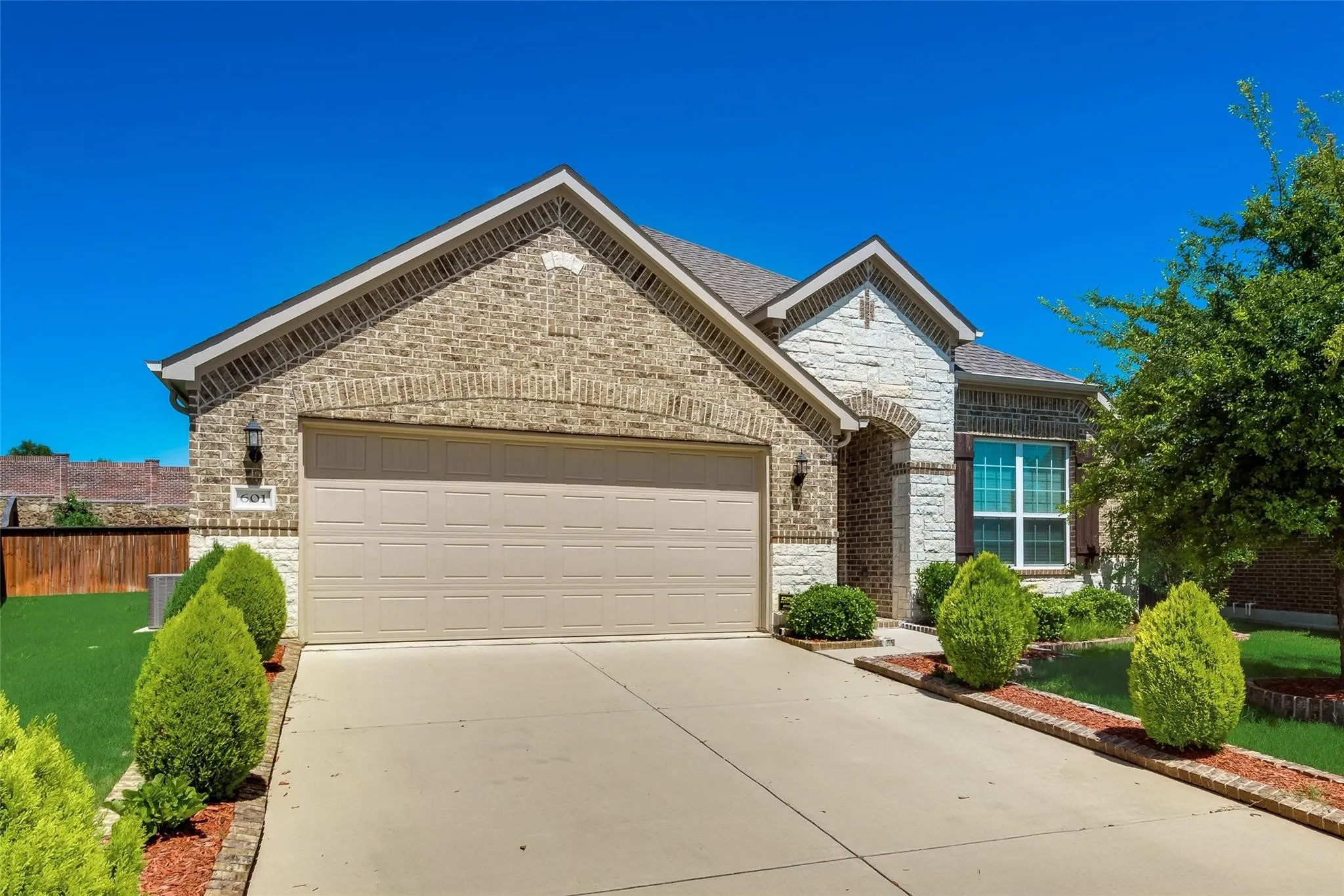 Single Family Residence For Rent in Denton County , 601 Elm Creek Drive, Lewisville, Texas 75056, 3 Bedroom, 2 Bathroom, 2 Garage spaces, 2,193 Sqft, built in 2013, mls#21376554, Real Estate Agent in Lewisville, Homes For Rent in Denton county, Homes For Rent in Lewisville, Realtor in Lewisville Texas, Real Estate Brokerage Independent Realty Texas, Luminita Cordes Realtor