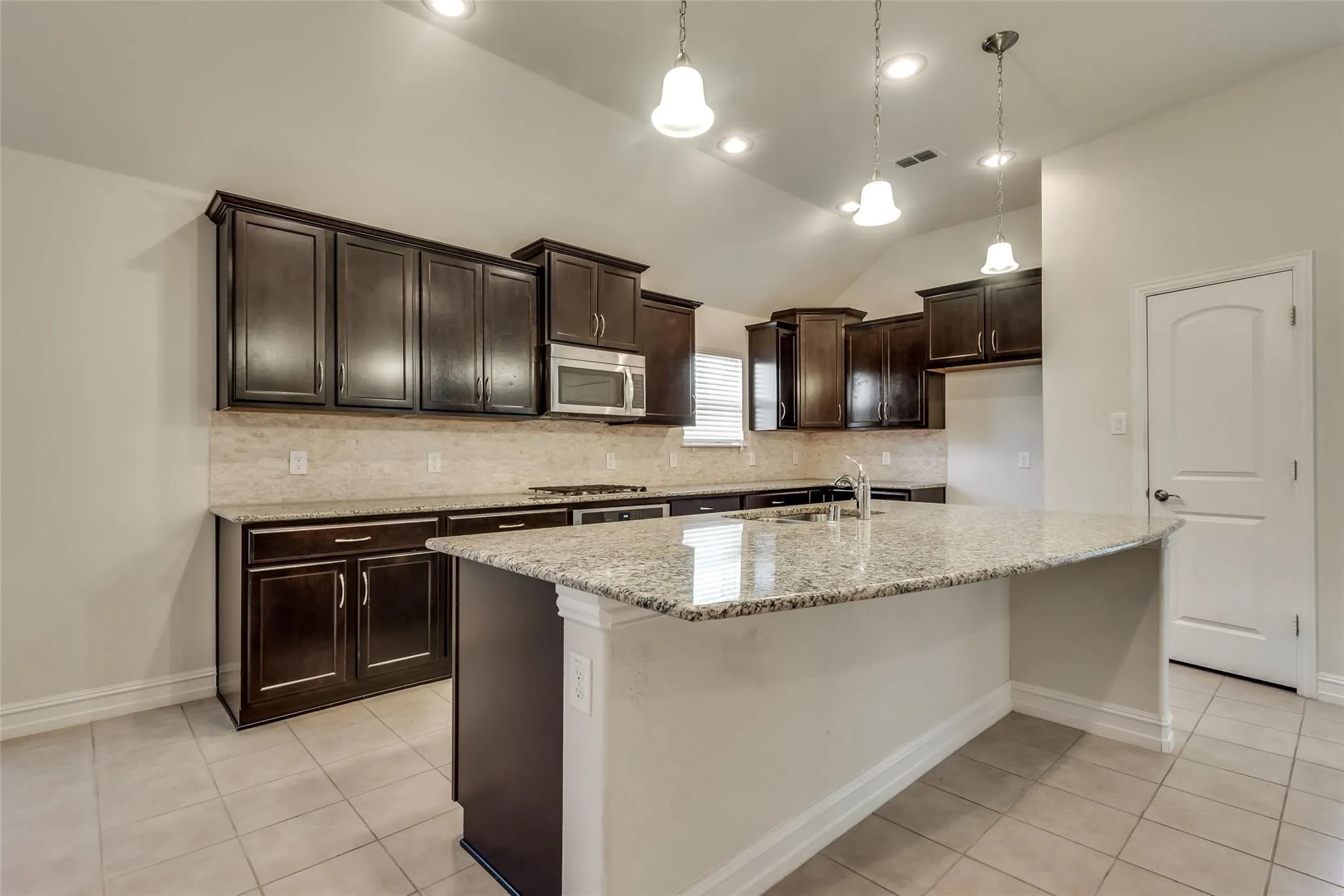 Single Family Residence For Rent in Denton County , 601 Elm Creek Drive, Lewisville, Texas 75056, 3 Bedroom, 2 Bathroom, 2 Garage spaces, 2,193 Sqft, built in 2013, mls#21376554, Real Estate Agent in Lewisville, Homes For Rent in Denton county, Homes For Rent in Lewisville, Realtor in Lewisville Texas, Real Estate Brokerage Independent Realty Texas, Luminita Cordes Realtor