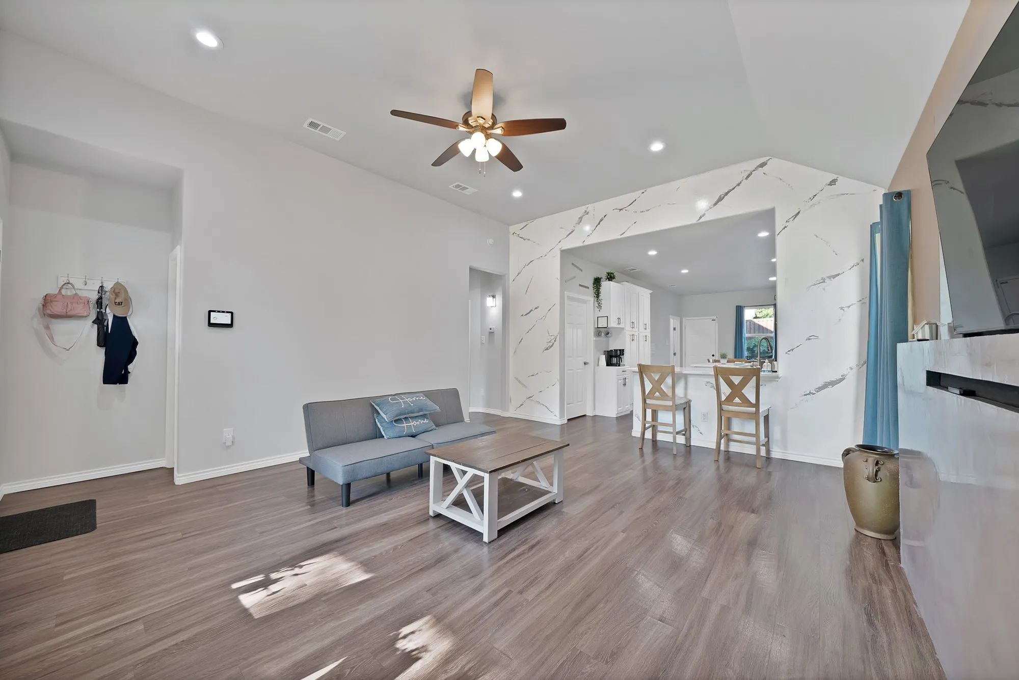 Vaulted ceiling with recessed lighting and ceiling fan