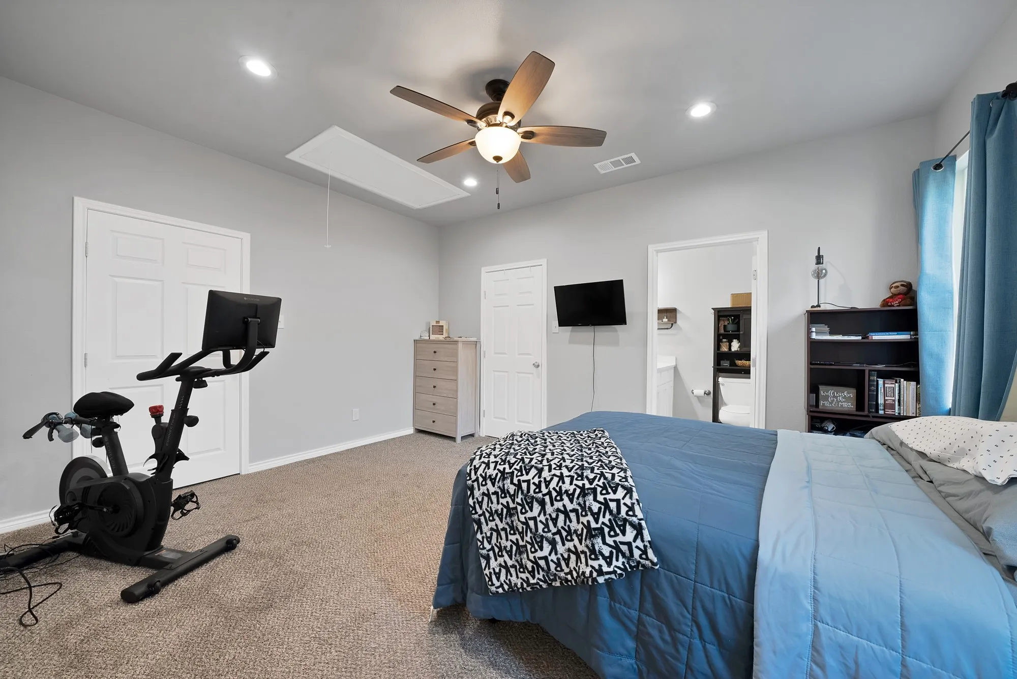 Carpeted room with vaulted ceiling and a ceiling fan