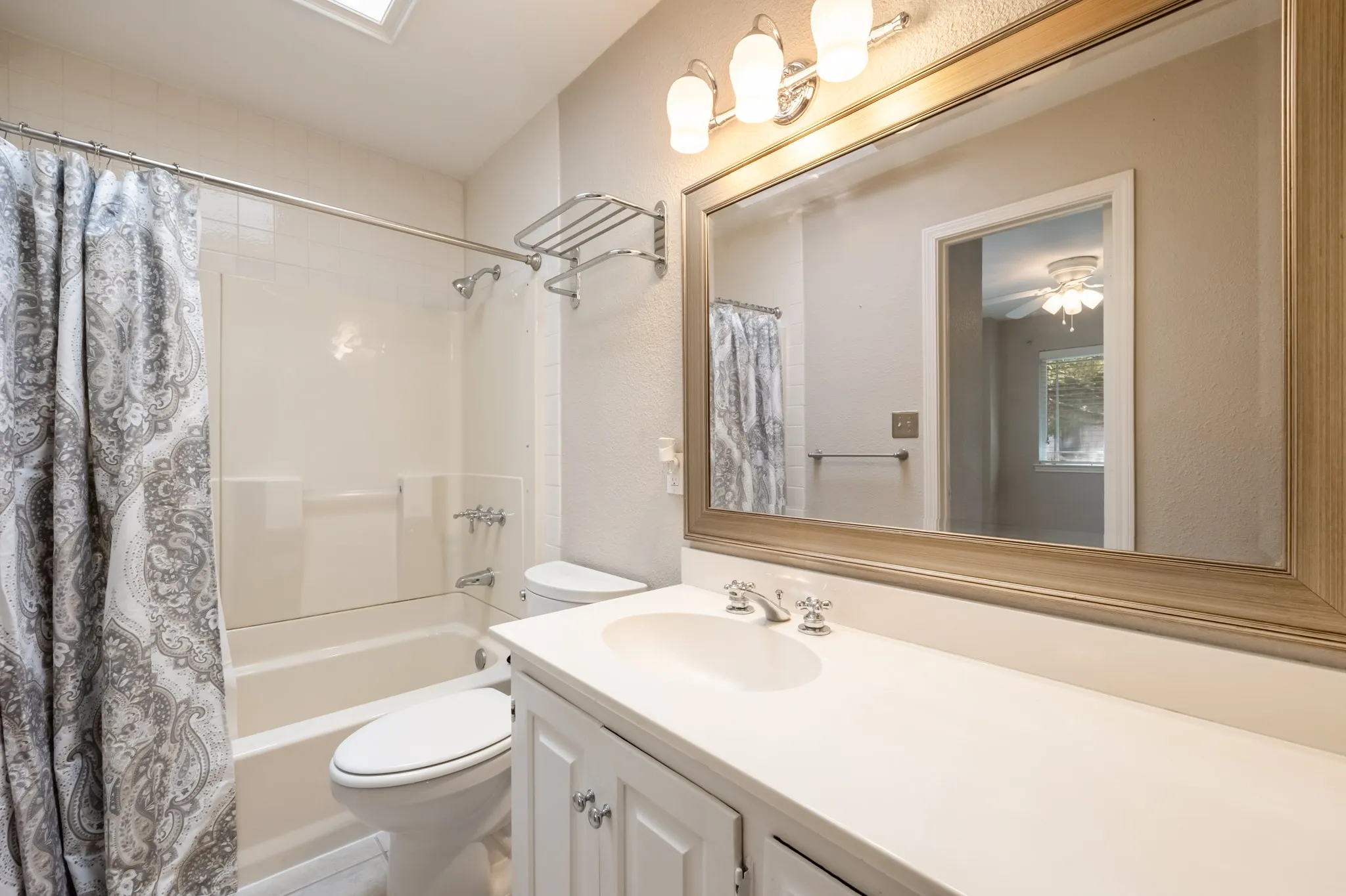 Single Family Residence For Rent in Rockwall County , 3326 Augusta Boulevard, Rockwall, Texas 75087, 4 Bedroom, 3 Bathroom, 2 Garage spaces, 2,480 Sqft, built in 1984, mls#21375805, Real Estate Agent in Rockwall, Homes For Rent in Rockwall county, Homes For Rent in Rockwall, Realtor in Rockwall Texas, Real Estate Brokerage Independent Realty Texas, Luminita Cordes Realtor