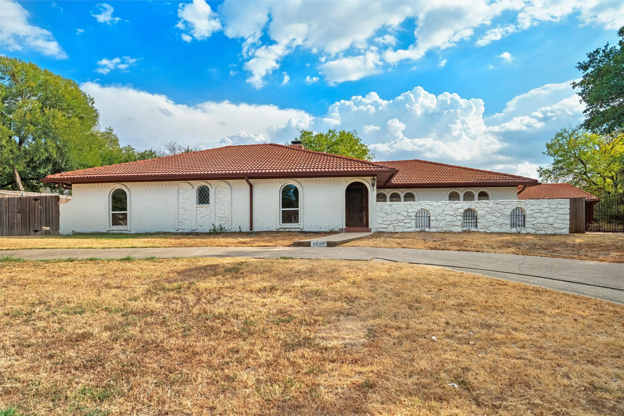Single Family Residence For Sale in Tarrant County , 6020 Lantana Lane, Fort Worth, Texas 76112, 5 Bedroom, 3 Bathroom, Garage spaces, 3,091 Sqft, built in 1977, mls#21375272, Real Estate Agent in Fort Worth, Homes For Sale in Tarrant county, Homes For Sale in Fort Worth, Realtor in Fort Worth Texas, Real Estate Brokerage Independent Realty Texas, Luminita Cordes Realtor