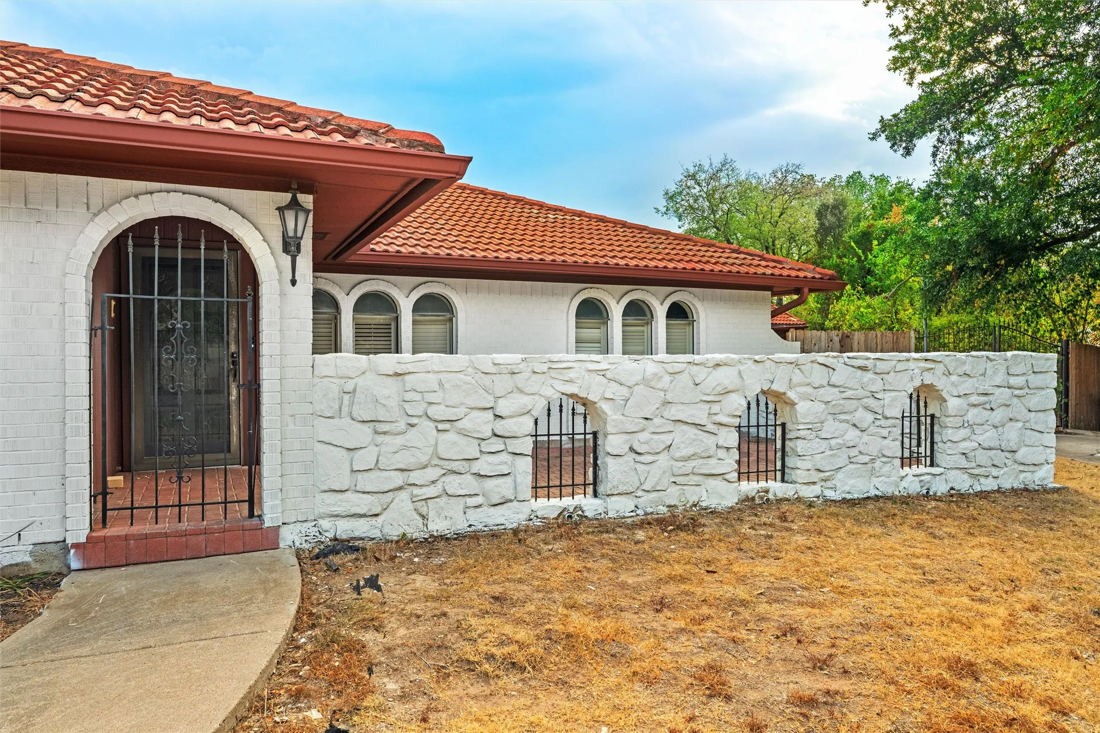 Single Family Residence For Sale in Tarrant County , 6020 Lantana Lane, Fort Worth, Texas 76112, 5 Bedroom, 3 Bathroom, Garage spaces, 3,091 Sqft, built in 1977, mls#21375272, Real Estate Agent in Fort Worth, Homes For Sale in Tarrant county, Homes For Sale in Fort Worth, Realtor in Fort Worth Texas, Real Estate Brokerage Independent Realty Texas, Luminita Cordes Realtor