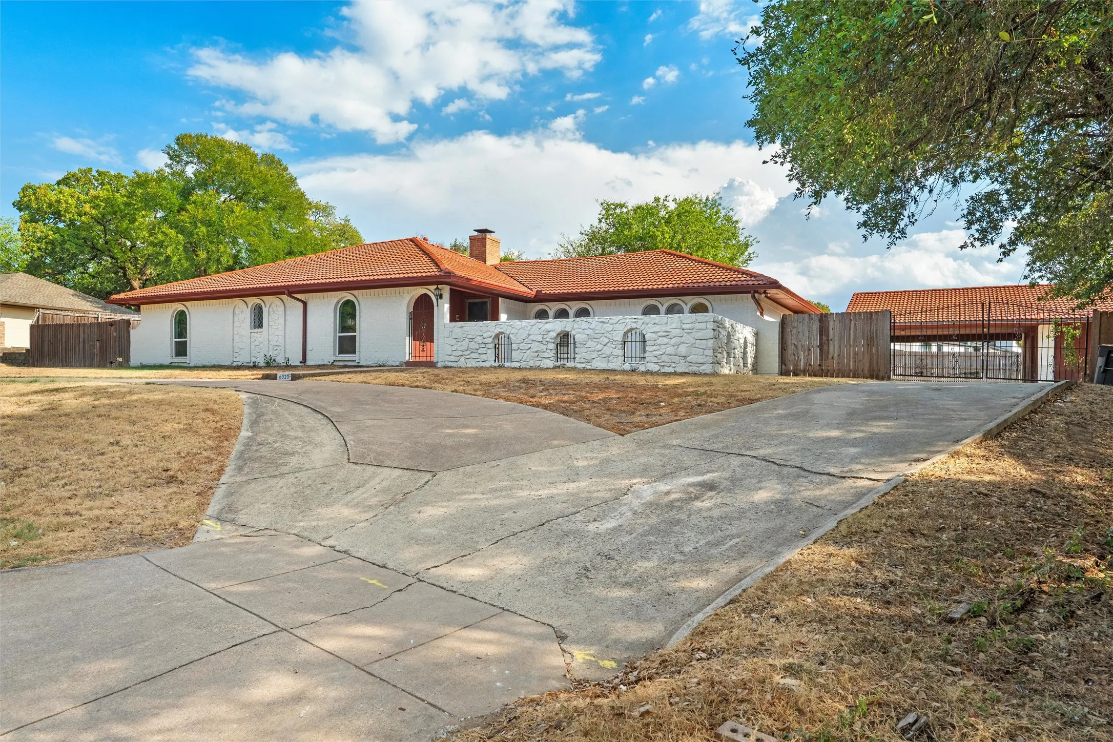 Single Family Residence For Sale in Tarrant County , 6020 Lantana Lane, Fort Worth, Texas 76112, 5 Bedroom, 3 Bathroom, Garage spaces, 3,091 Sqft, built in 1977, mls#21375272, Real Estate Agent in Fort Worth, Homes For Sale in Tarrant county, Homes For Sale in Fort Worth, Realtor in Fort Worth Texas, Real Estate Brokerage Independent Realty Texas, Luminita Cordes Realtor