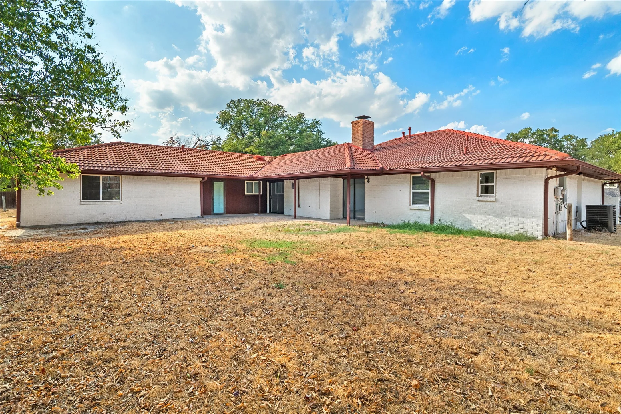 Single Family Residence For Sale in Tarrant County , 6020 Lantana Lane, Fort Worth, Texas 76112, 5 Bedroom, 3 Bathroom, Garage spaces, 3,091 Sqft, built in 1977, mls#21375272, Real Estate Agent in Fort Worth, Homes For Sale in Tarrant county, Homes For Sale in Fort Worth, Realtor in Fort Worth Texas, Real Estate Brokerage Independent Realty Texas, Luminita Cordes Realtor