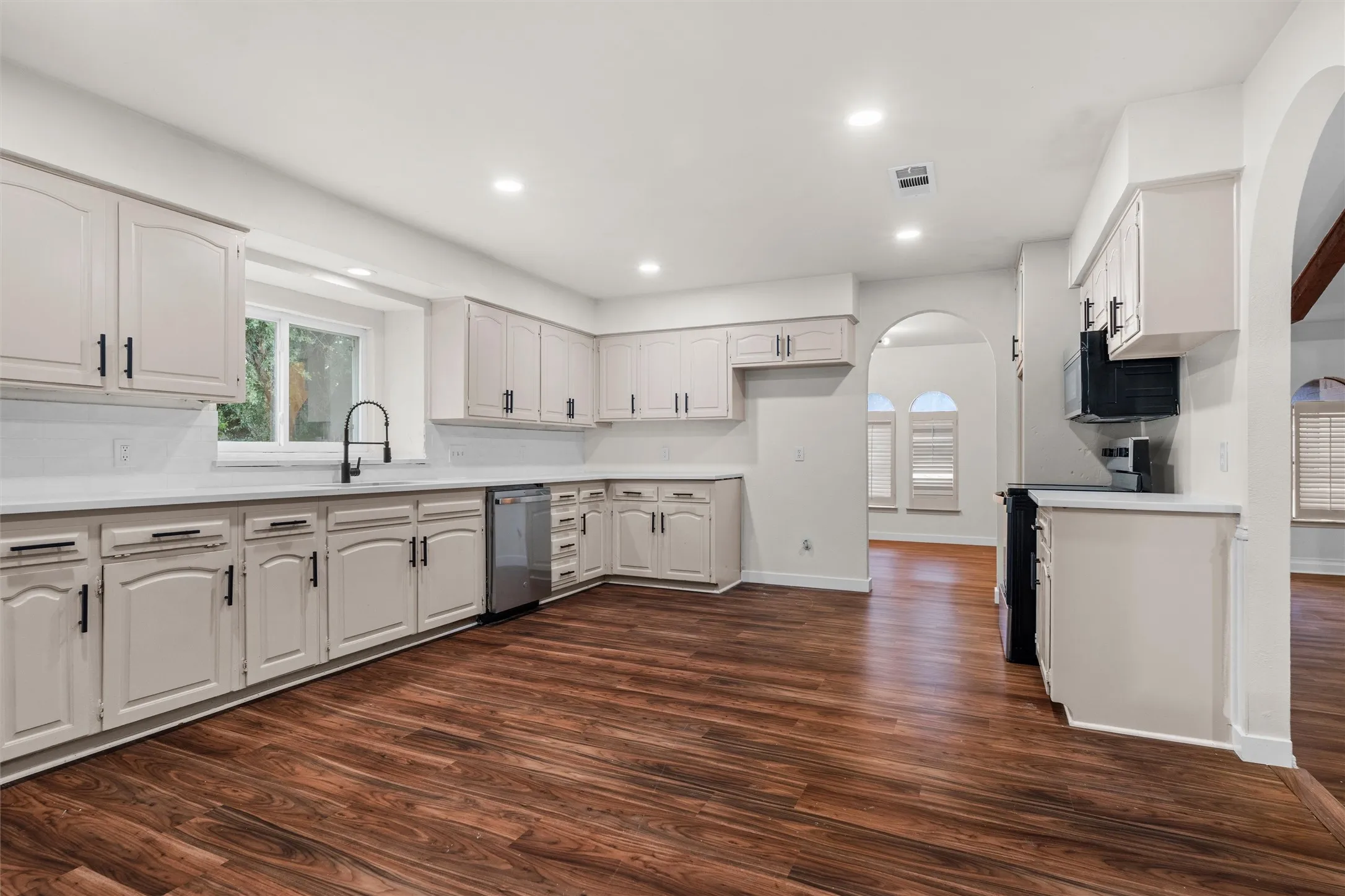 Single Family Residence For Sale in Tarrant County , 6020 Lantana Lane, Fort Worth, Texas 76112, 5 Bedroom, 3 Bathroom, Garage spaces, 3,091 Sqft, built in 1977, mls#21375272, Real Estate Agent in Fort Worth, Homes For Sale in Tarrant county, Homes For Sale in Fort Worth, Realtor in Fort Worth Texas, Real Estate Brokerage Independent Realty Texas, Luminita Cordes Realtor