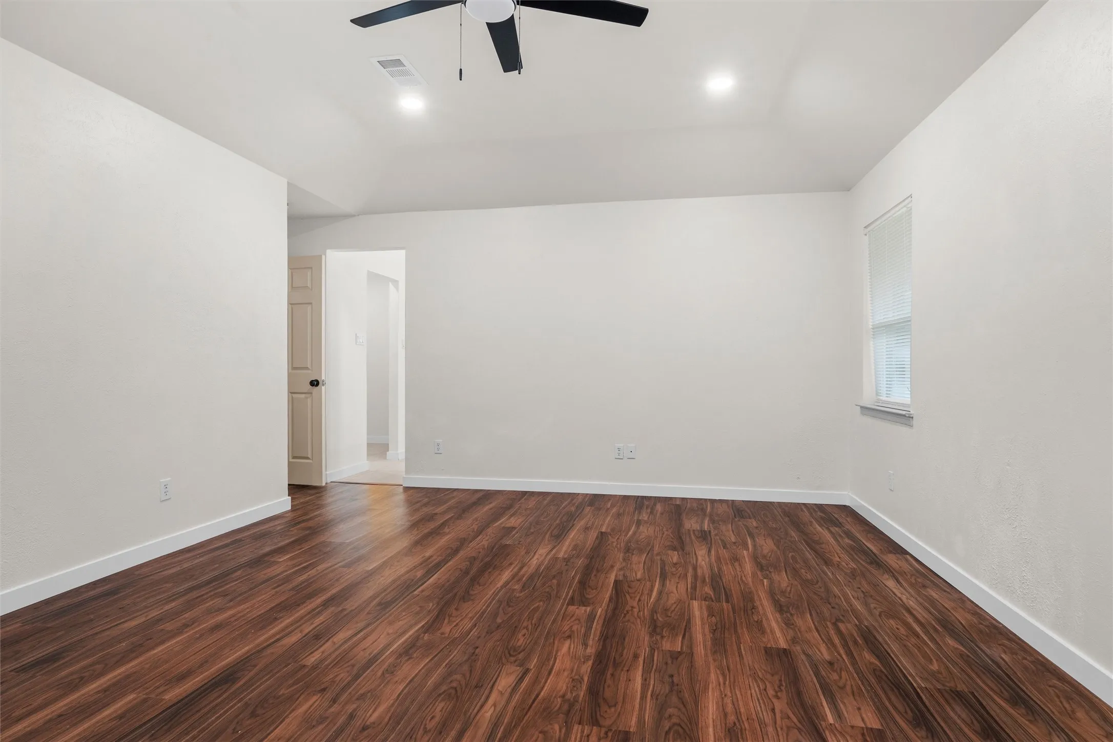 Single Family Residence For Sale in Tarrant County , 6020 Lantana Lane, Fort Worth, Texas 76112, 5 Bedroom, 3 Bathroom, Garage spaces, 3,091 Sqft, built in 1977, mls#21375272, Real Estate Agent in Fort Worth, Homes For Sale in Tarrant county, Homes For Sale in Fort Worth, Realtor in Fort Worth Texas, Real Estate Brokerage Independent Realty Texas, Luminita Cordes Realtor