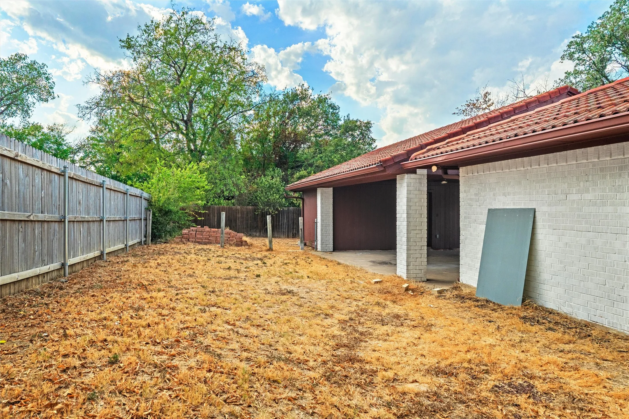 Single Family Residence For Sale in Tarrant County , 6020 Lantana Lane, Fort Worth, Texas 76112, 5 Bedroom, 3 Bathroom, Garage spaces, 3,091 Sqft, built in 1977, mls#21375272, Real Estate Agent in Fort Worth, Homes For Sale in Tarrant county, Homes For Sale in Fort Worth, Realtor in Fort Worth Texas, Real Estate Brokerage Independent Realty Texas, Luminita Cordes Realtor