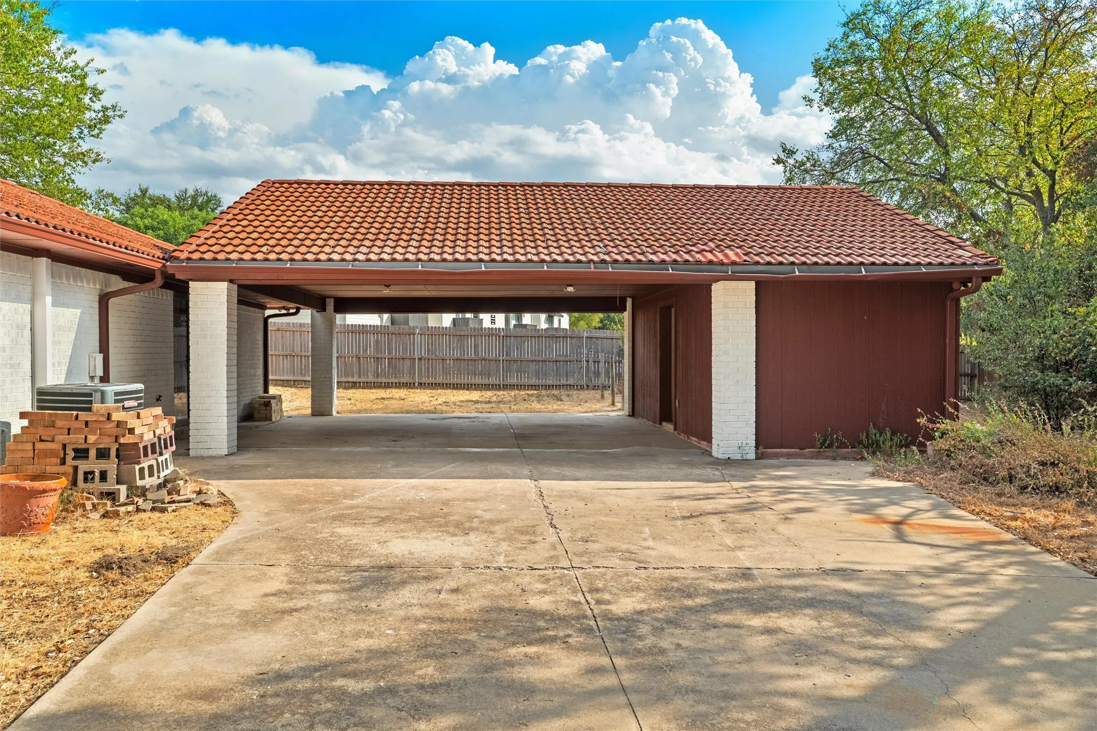 Single Family Residence For Sale in Tarrant County , 6020 Lantana Lane, Fort Worth, Texas 76112, 5 Bedroom, 3 Bathroom, Garage spaces, 3,091 Sqft, built in 1977, mls#21375272, Real Estate Agent in Fort Worth, Homes For Sale in Tarrant county, Homes For Sale in Fort Worth, Realtor in Fort Worth Texas, Real Estate Brokerage Independent Realty Texas, Luminita Cordes Realtor