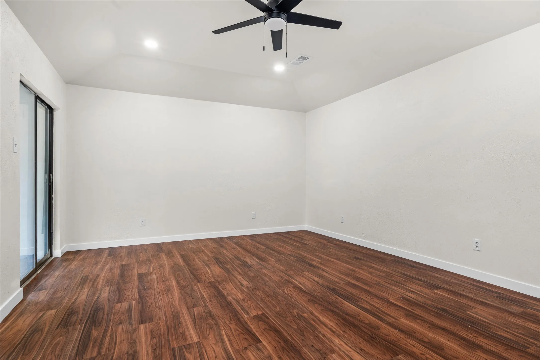 Single Family Residence For Sale in Tarrant County , 6020 Lantana Lane, Fort Worth, Texas 76112, 5 Bedroom, 3 Bathroom, Garage spaces, 3,091 Sqft, built in 1977, mls#21375272, Real Estate Agent in Fort Worth, Homes For Sale in Tarrant county, Homes For Sale in Fort Worth, Realtor in Fort Worth Texas, Real Estate Brokerage Independent Realty Texas, Luminita Cordes Realtor