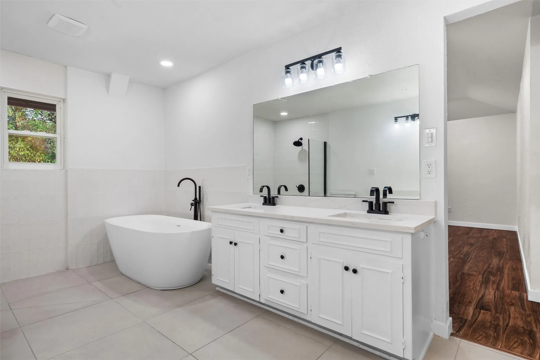 Single Family Residence For Sale in Tarrant County , 6020 Lantana Lane, Fort Worth, Texas 76112, 5 Bedroom, 3 Bathroom, Garage spaces, 3,091 Sqft, built in 1977, mls#21375272, Real Estate Agent in Fort Worth, Homes For Sale in Tarrant county, Homes For Sale in Fort Worth, Realtor in Fort Worth Texas, Real Estate Brokerage Independent Realty Texas, Luminita Cordes Realtor