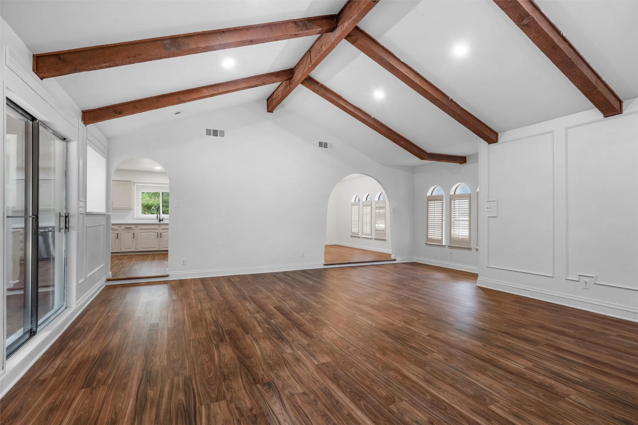 Single Family Residence For Sale in Tarrant County , 6020 Lantana Lane, Fort Worth, Texas 76112, 5 Bedroom, 3 Bathroom, Garage spaces, 3,091 Sqft, built in 1977, mls#21375272, Real Estate Agent in Fort Worth, Homes For Sale in Tarrant county, Homes For Sale in Fort Worth, Realtor in Fort Worth Texas, Real Estate Brokerage Independent Realty Texas, Luminita Cordes Realtor
