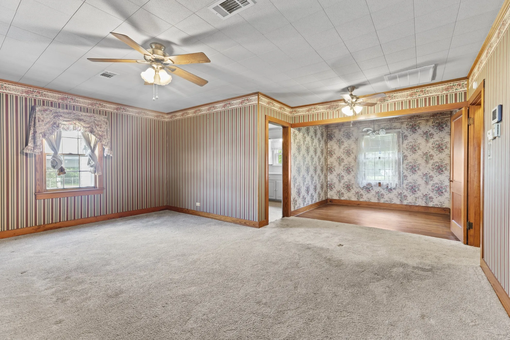 Single Family Residence For Sale in Anderson County , 117 Moore Drive, Palestine, Texas 75801, 2 Bedroom, 2 Bathroom, Garage spaces, 1,254 Sqft, built in 1950, mls#21376841, Real Estate Agent in Palestine, Homes For Sale in Anderson county, Homes For Sale in Palestine, Realtor in Palestine Texas, Real Estate Brokerage Independent Realty Texas, Luminita Cordes Realtor