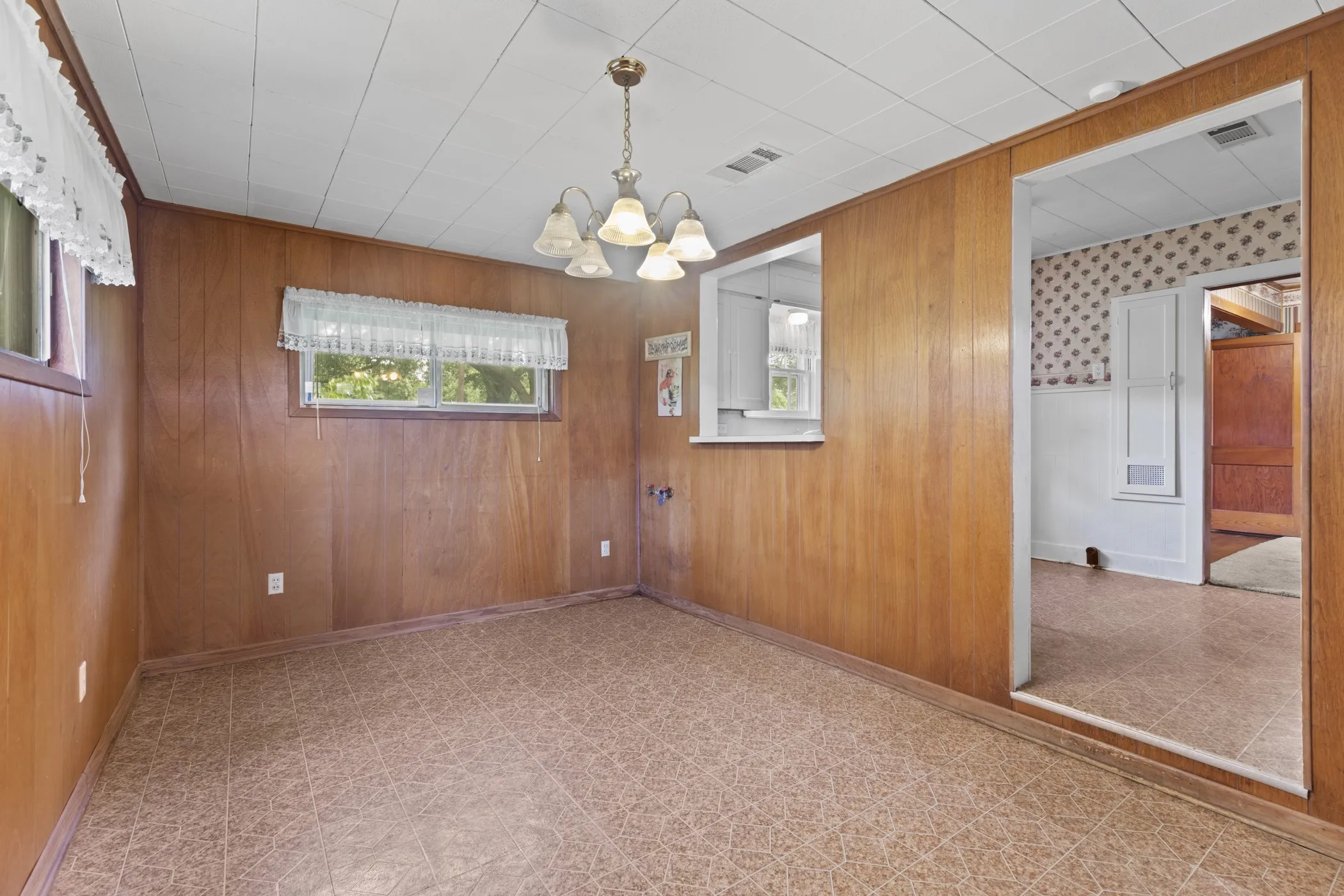 Single Family Residence For Sale in Anderson County , 117 Moore Drive, Palestine, Texas 75801, 2 Bedroom, 2 Bathroom, Garage spaces, 1,254 Sqft, built in 1950, mls#21376841, Real Estate Agent in Palestine, Homes For Sale in Anderson county, Homes For Sale in Palestine, Realtor in Palestine Texas, Real Estate Brokerage Independent Realty Texas, Luminita Cordes Realtor