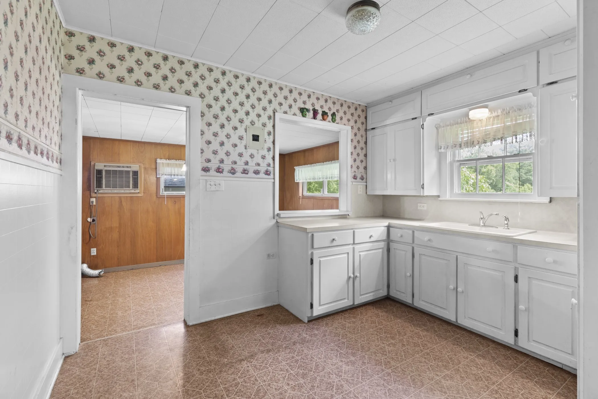 Single Family Residence For Sale in Anderson County , 117 Moore Drive, Palestine, Texas 75801, 2 Bedroom, 2 Bathroom, Garage spaces, 1,254 Sqft, built in 1950, mls#21376841, Real Estate Agent in Palestine, Homes For Sale in Anderson county, Homes For Sale in Palestine, Realtor in Palestine Texas, Real Estate Brokerage Independent Realty Texas, Luminita Cordes Realtor