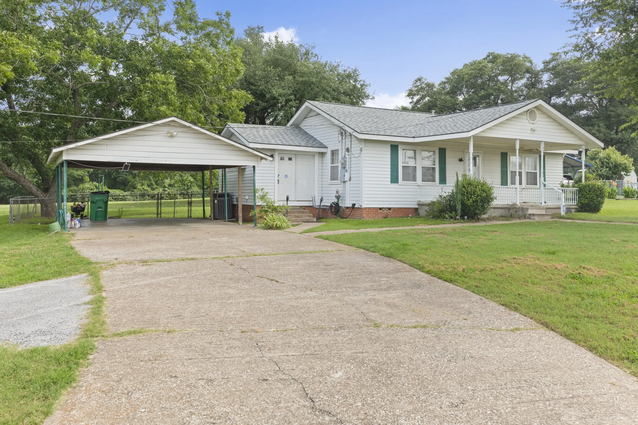 Single Family Residence For Sale in Anderson County , 117 Moore Drive, Palestine, Texas 75801, 2 Bedroom, 2 Bathroom, Garage spaces, 1,254 Sqft, built in 1950, mls#21376841, Real Estate Agent in Palestine, Homes For Sale in Anderson county, Homes For Sale in Palestine, Realtor in Palestine Texas, Real Estate Brokerage Independent Realty Texas, Luminita Cordes Realtor