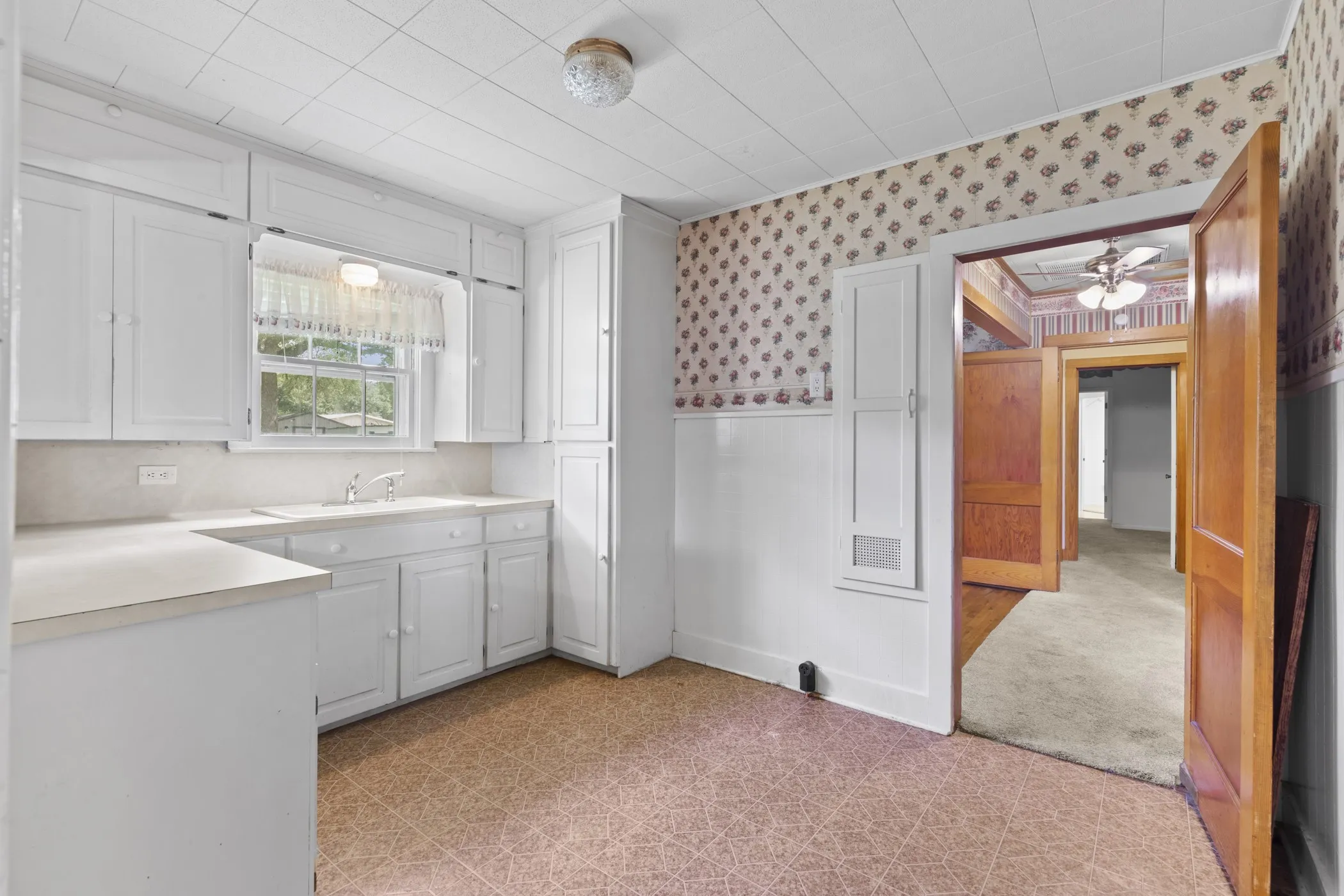 Single Family Residence For Sale in Anderson County , 117 Moore Drive, Palestine, Texas 75801, 2 Bedroom, 2 Bathroom, Garage spaces, 1,254 Sqft, built in 1950, mls#21376841, Real Estate Agent in Palestine, Homes For Sale in Anderson county, Homes For Sale in Palestine, Realtor in Palestine Texas, Real Estate Brokerage Independent Realty Texas, Luminita Cordes Realtor