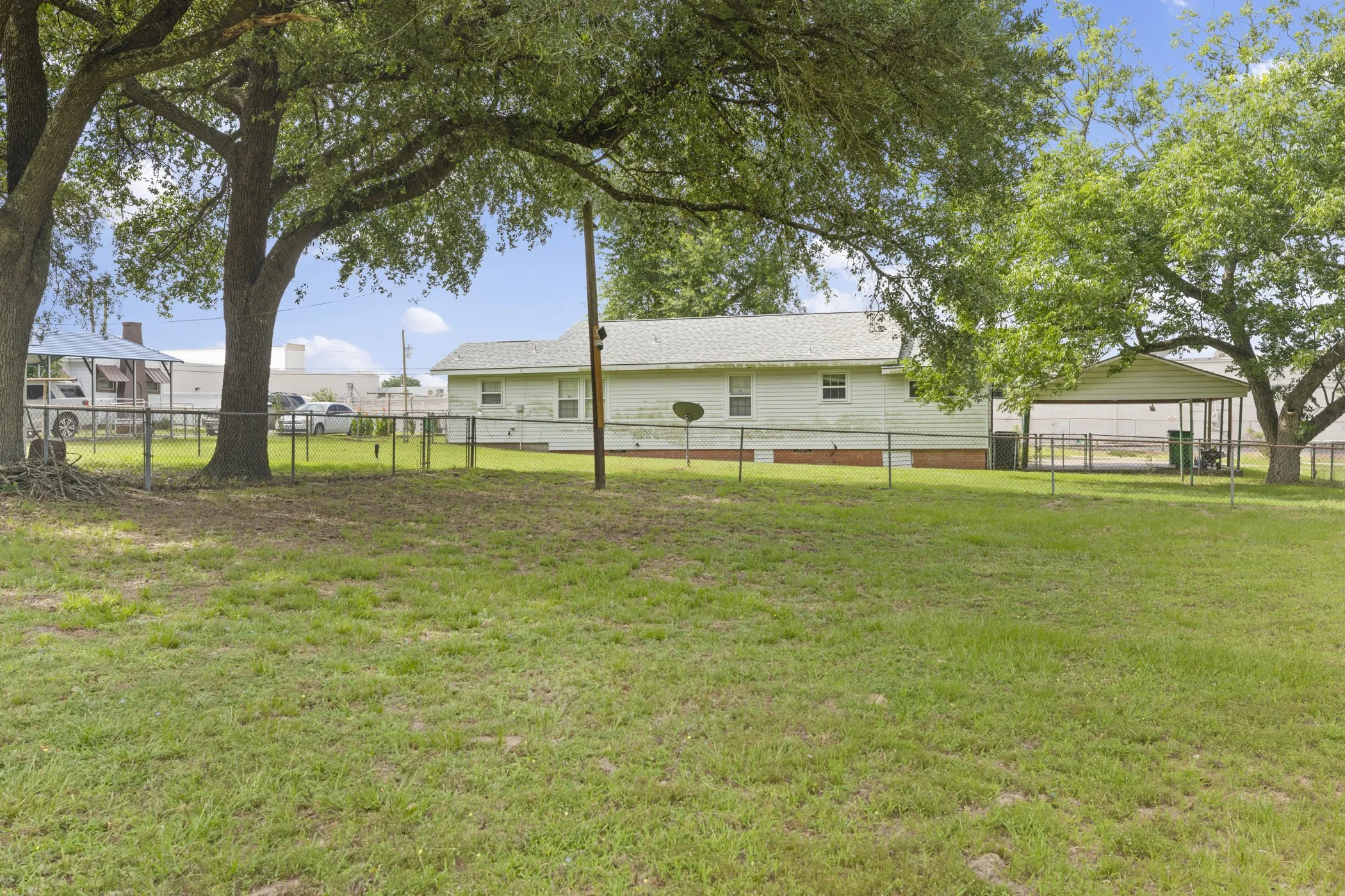 Single Family Residence For Sale in Anderson County , 117 Moore Drive, Palestine, Texas 75801, 2 Bedroom, 2 Bathroom, Garage spaces, 1,254 Sqft, built in 1950, mls#21376841, Real Estate Agent in Palestine, Homes For Sale in Anderson county, Homes For Sale in Palestine, Realtor in Palestine Texas, Real Estate Brokerage Independent Realty Texas, Luminita Cordes Realtor