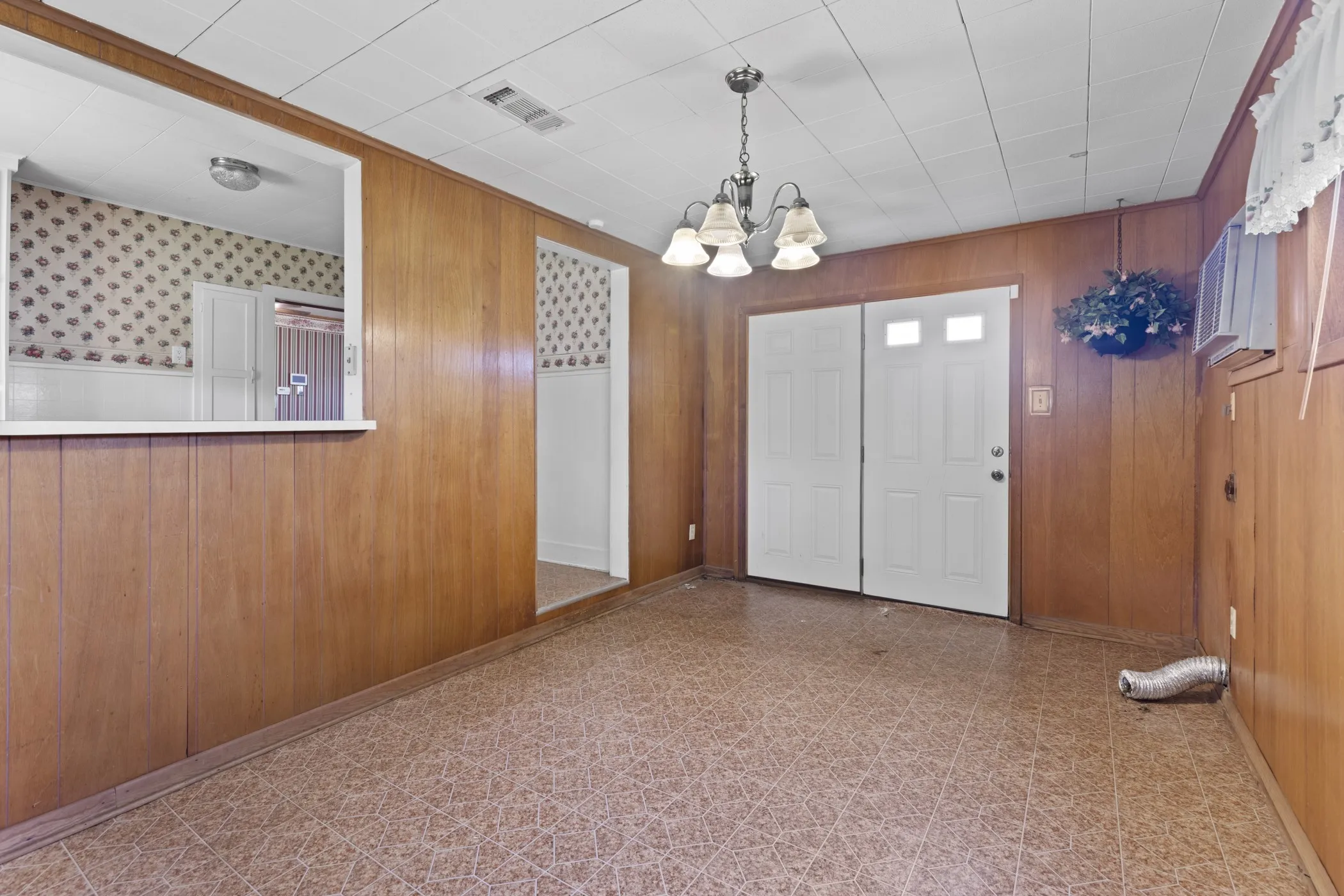 Single Family Residence For Sale in Anderson County , 117 Moore Drive, Palestine, Texas 75801, 2 Bedroom, 2 Bathroom, Garage spaces, 1,254 Sqft, built in 1950, mls#21376841, Real Estate Agent in Palestine, Homes For Sale in Anderson county, Homes For Sale in Palestine, Realtor in Palestine Texas, Real Estate Brokerage Independent Realty Texas, Luminita Cordes Realtor