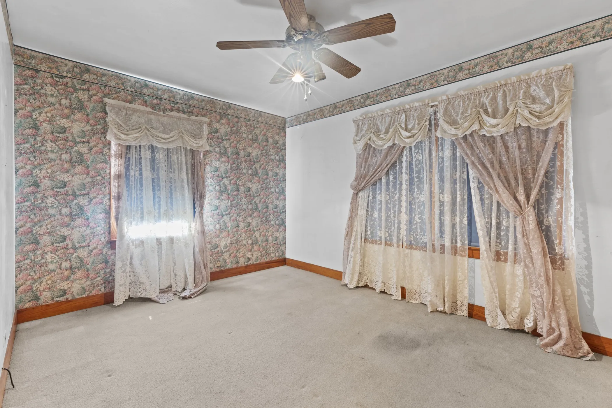 Single Family Residence For Sale in Anderson County , 117 Moore Drive, Palestine, Texas 75801, 2 Bedroom, 2 Bathroom, Garage spaces, 1,254 Sqft, built in 1950, mls#21376841, Real Estate Agent in Palestine, Homes For Sale in Anderson county, Homes For Sale in Palestine, Realtor in Palestine Texas, Real Estate Brokerage Independent Realty Texas, Luminita Cordes Realtor
