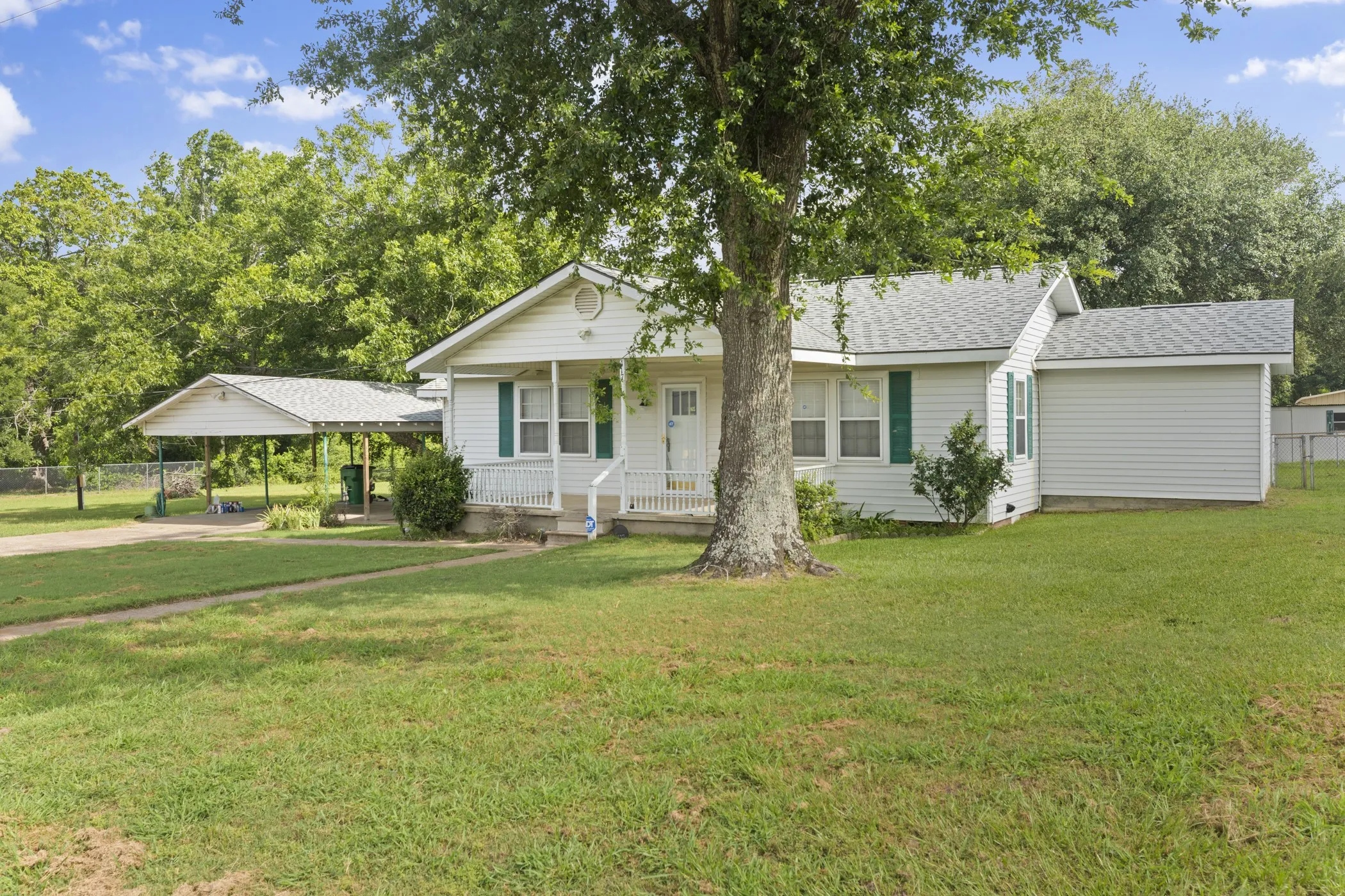Single Family Residence For Sale in Anderson County , 117 Moore Drive, Palestine, Texas 75801, 2 Bedroom, 2 Bathroom, Garage spaces, 1,254 Sqft, built in 1950, mls#21376841, Real Estate Agent in Palestine, Homes For Sale in Anderson county, Homes For Sale in Palestine, Realtor in Palestine Texas, Real Estate Brokerage Independent Realty Texas, Luminita Cordes Realtor