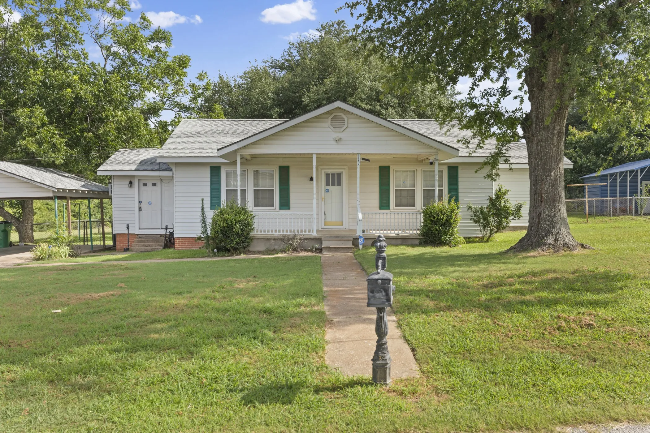 Single Family Residence For Sale in Anderson County , 117 Moore Drive, Palestine, Texas 75801, 2 Bedroom, 2 Bathroom, Garage spaces, 1,254 Sqft, built in 1950, mls#21376841, Real Estate Agent in Palestine, Homes For Sale in Anderson county, Homes For Sale in Palestine, Realtor in Palestine Texas, Real Estate Brokerage Independent Realty Texas, Luminita Cordes Realtor