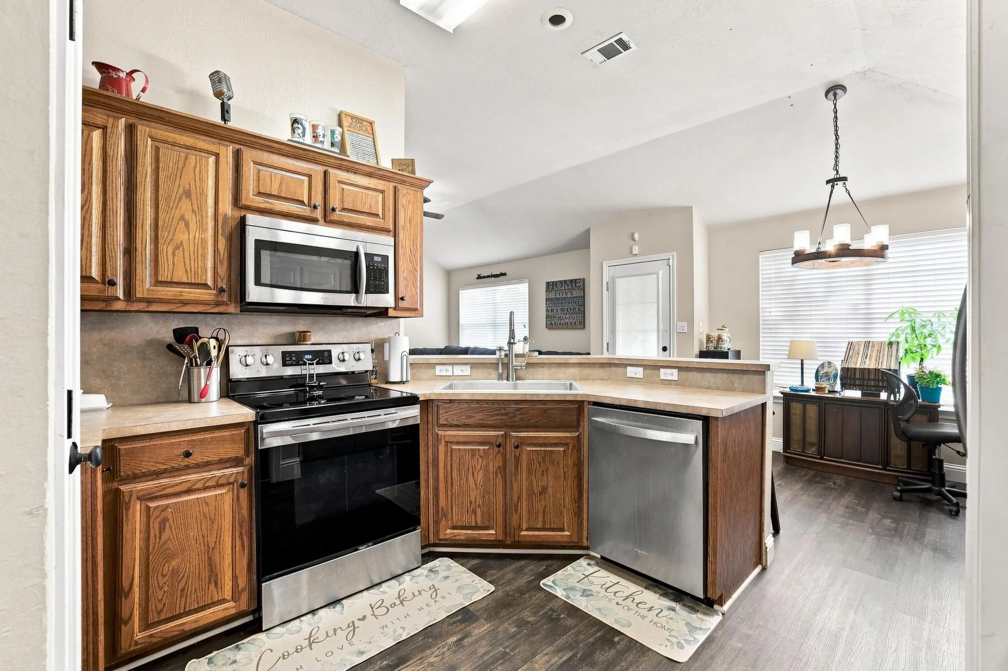 Single Family Residence For Sale in Grayson County , 3411 Dana Lane, Denison, Texas 75021, 3 Bedroom, 2 Bathroom, 2 Garage spaces, 1,188 Sqft, built in 2002, mls#21376664, Real Estate Agent in Denison, Homes For Sale in Grayson county, Homes For Sale in Denison, Realtor in Denison Texas, Real Estate Brokerage Independent Realty Texas, Luminita Cordes Realtor
