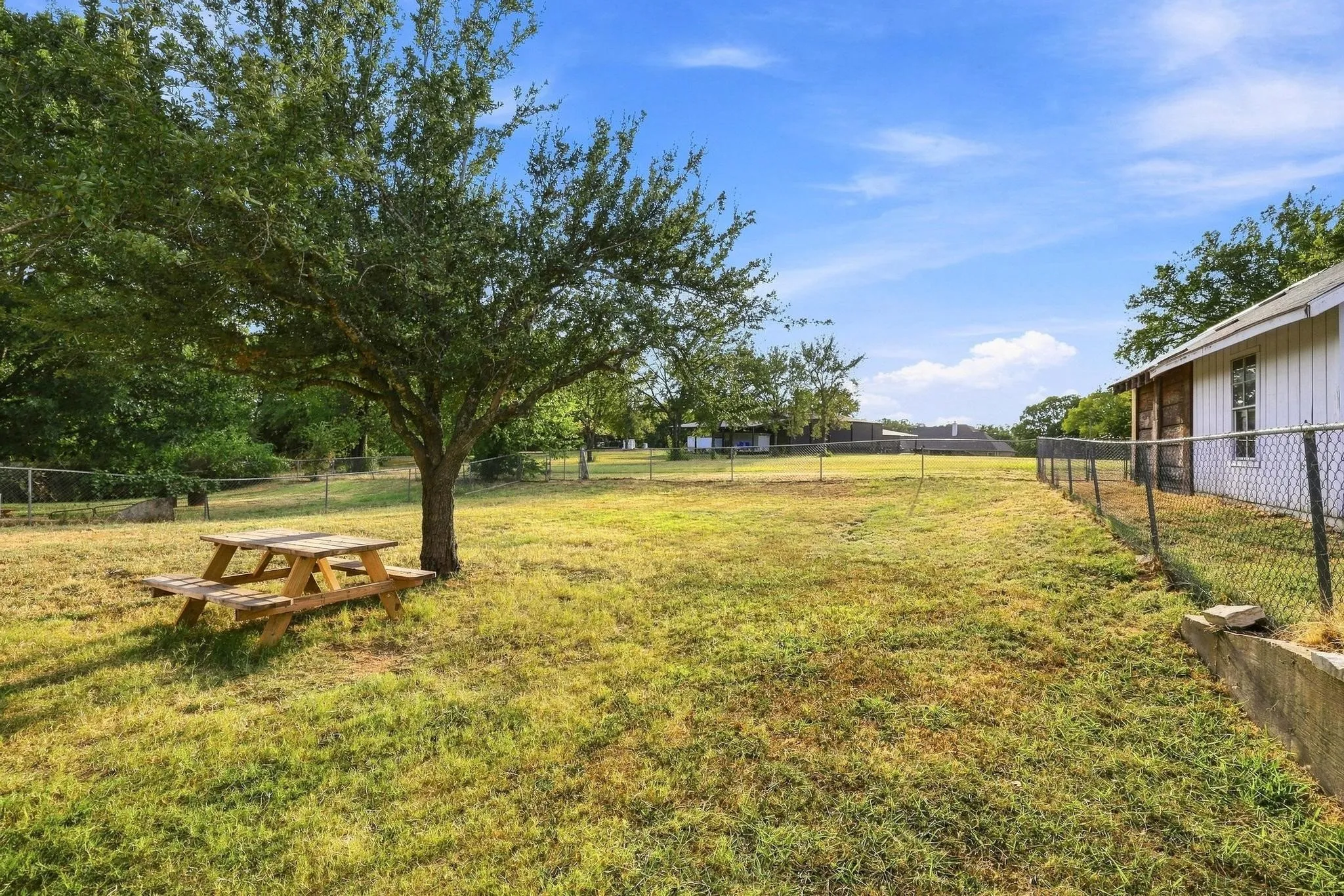 Single Family Residence For Sale in Grayson County , 3411 Dana Lane, Denison, Texas 75021, 3 Bedroom, 2 Bathroom, 2 Garage spaces, 1,188 Sqft, built in 2002, mls#21376664, Real Estate Agent in Denison, Homes For Sale in Grayson county, Homes For Sale in Denison, Realtor in Denison Texas, Real Estate Brokerage Independent Realty Texas, Luminita Cordes Realtor