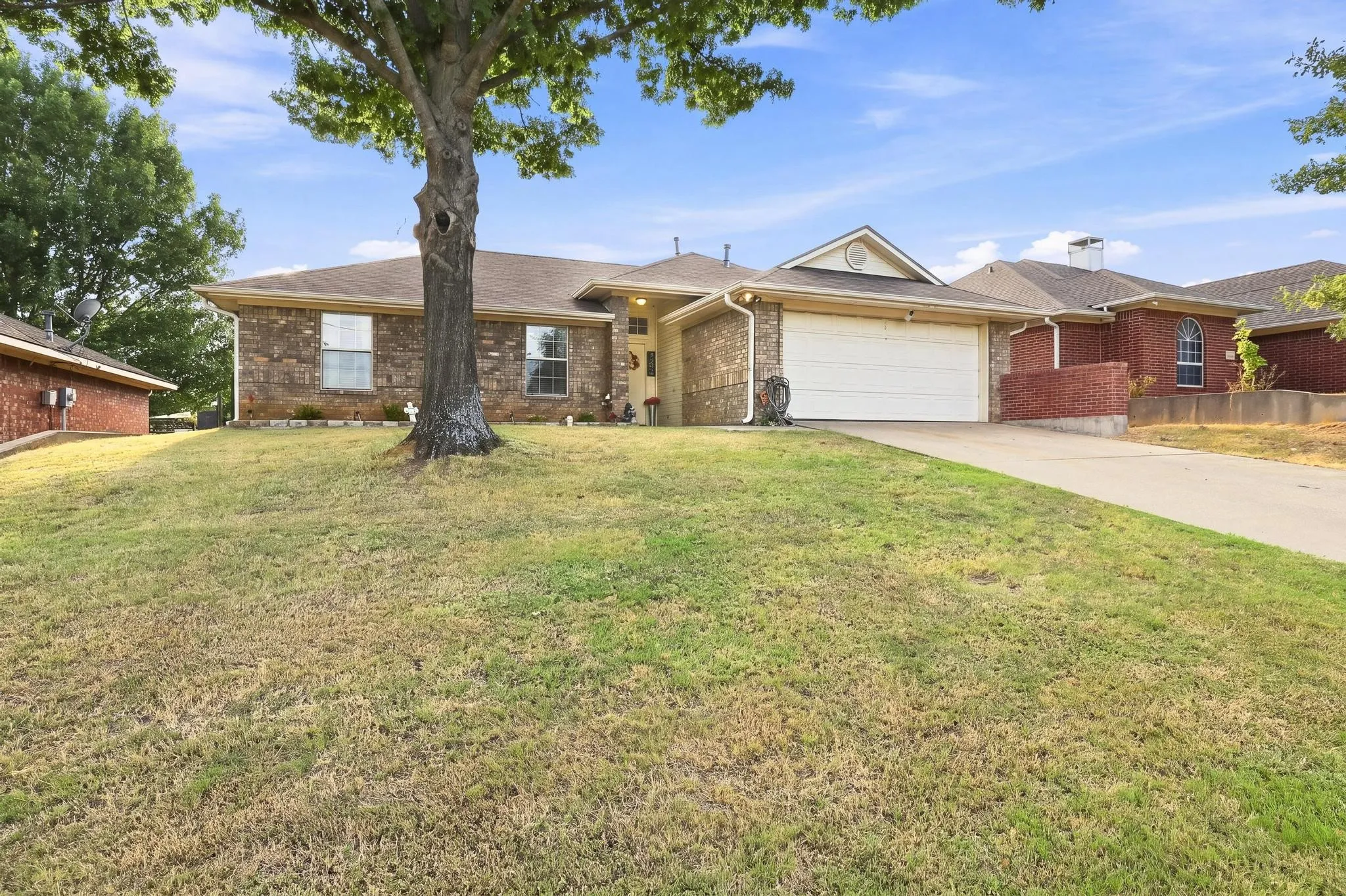 Single Family Residence For Sale in Grayson County , 3411 Dana Lane, Denison, Texas 75021, 3 Bedroom, 2 Bathroom, 2 Garage spaces, 1,188 Sqft, built in 2002, mls#21376664, Real Estate Agent in Denison, Homes For Sale in Grayson county, Homes For Sale in Denison, Realtor in Denison Texas, Real Estate Brokerage Independent Realty Texas, Luminita Cordes Realtor
