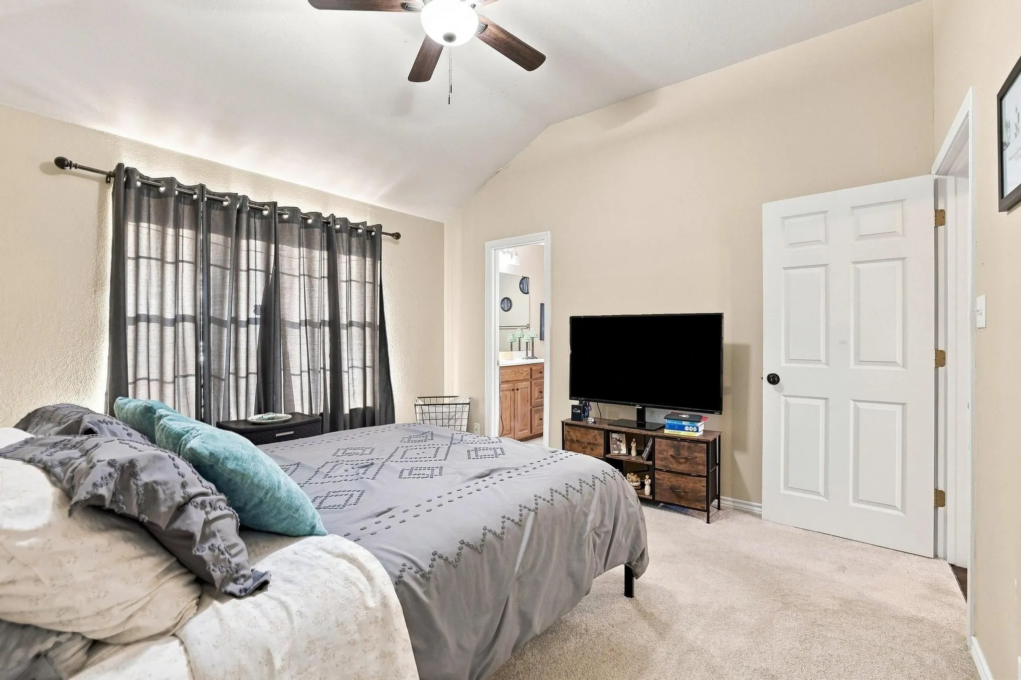 Single Family Residence For Sale in Grayson County , 3411 Dana Lane, Denison, Texas 75021, 3 Bedroom, 2 Bathroom, 2 Garage spaces, 1,188 Sqft, built in 2002, mls#21376664, Real Estate Agent in Denison, Homes For Sale in Grayson county, Homes For Sale in Denison, Realtor in Denison Texas, Real Estate Brokerage Independent Realty Texas, Luminita Cordes Realtor